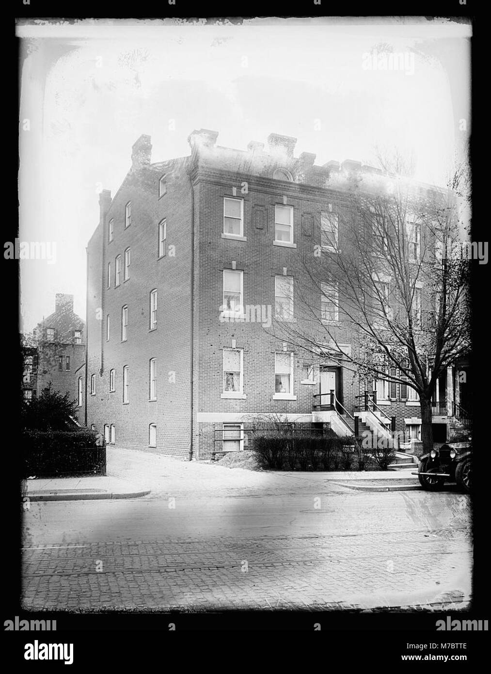 Dieses Foto zeigt die Calvert Street 1810 in Washington, D.C. und zeigt den architektonischen Stil dieses Gebäudes aus dem frühen 19. Jahrhundert. Das Bild spiegelt die historische Stadtentwicklung der Stadt während dieser Zeit wider. Stockfoto