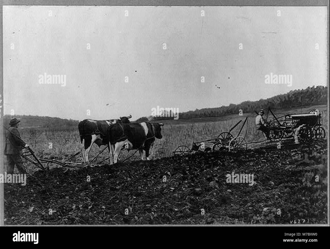 Dieses Bild stellt alte und moderne landwirtschaftliche Praktiken im Gegensatz und zeigt die Entwicklung der landwirtschaftlichen Techniken im Laufe der Zeit. Sie hebt sowohl traditionelle Methoden als auch neue Technologien in der Landwirtschaft hervor. Stockfoto
