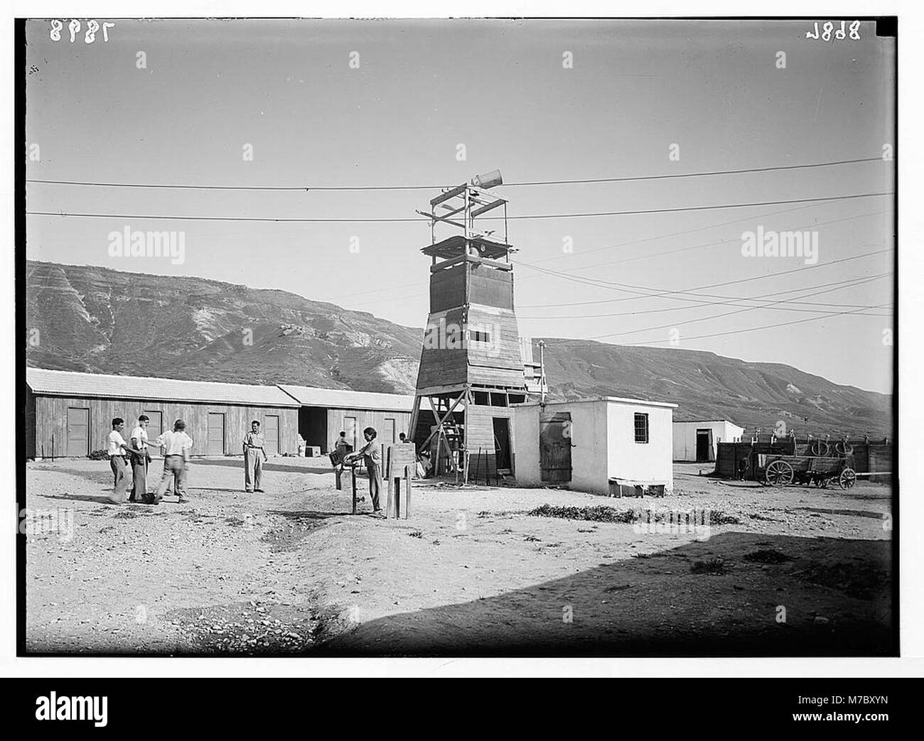 Ain Geb. Jüdische Siedlung an der Ostseite der S.gal. (D. h., See Genezareth). Szene innerhalb der Siedlung, Aussichtsturm mit montiertem Suchscheinwerfer LOC 03683 matpc. Stockfoto