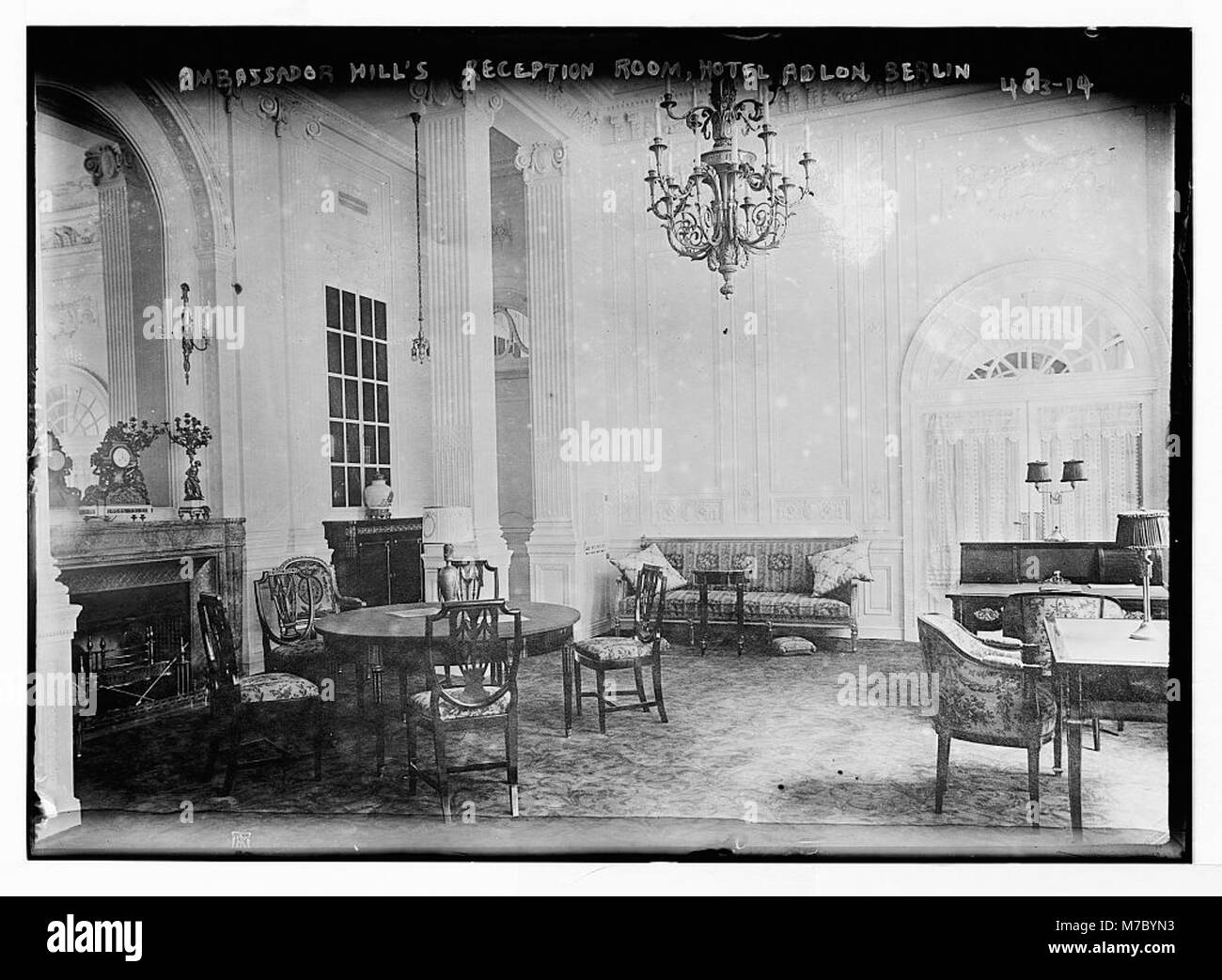 Dieses Bild zeigt den Empfangsraum von Ambassador Hill im Hotel Adlon in Berlin. Das Zimmer zeichnet sich durch sein opulentes Dekor aus, das die Pracht und Bedeutung des Hotels als Drehscheibe für internationale Diplomatie und hochkarätige Veranstaltungen in Berlin widerspiegelt. Stockfoto