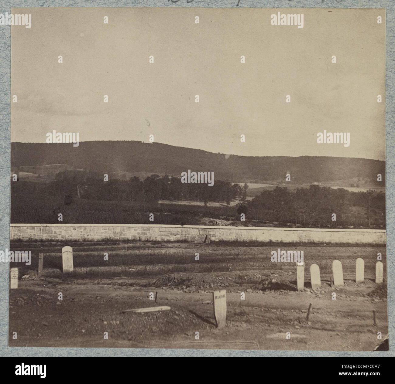 Ein Blick auf den Friedhof von Antietam nach dem Krieg, mit South Mountain im Hintergrund. Das Bild zeigt die Position einer Signalstation während der Schlacht von Antietam und bietet einen historischen Kontext. Stockfoto