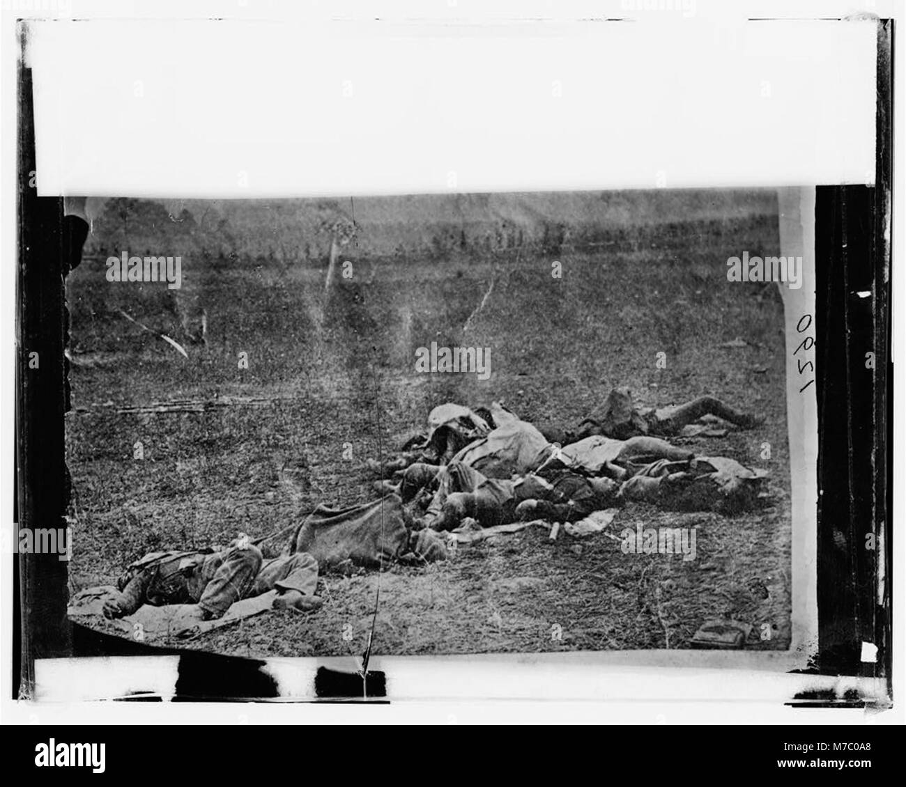 Dieses Bild zeigt die Folgen der Schlacht von Antietam, Maryland, und zeigt die gefallenen Soldaten auf dem Schlachtfeld. Sie verdeutlicht die menschlichen Kosten einer der blutigsten Schlachten des Bürgerkriegs. Stockfoto