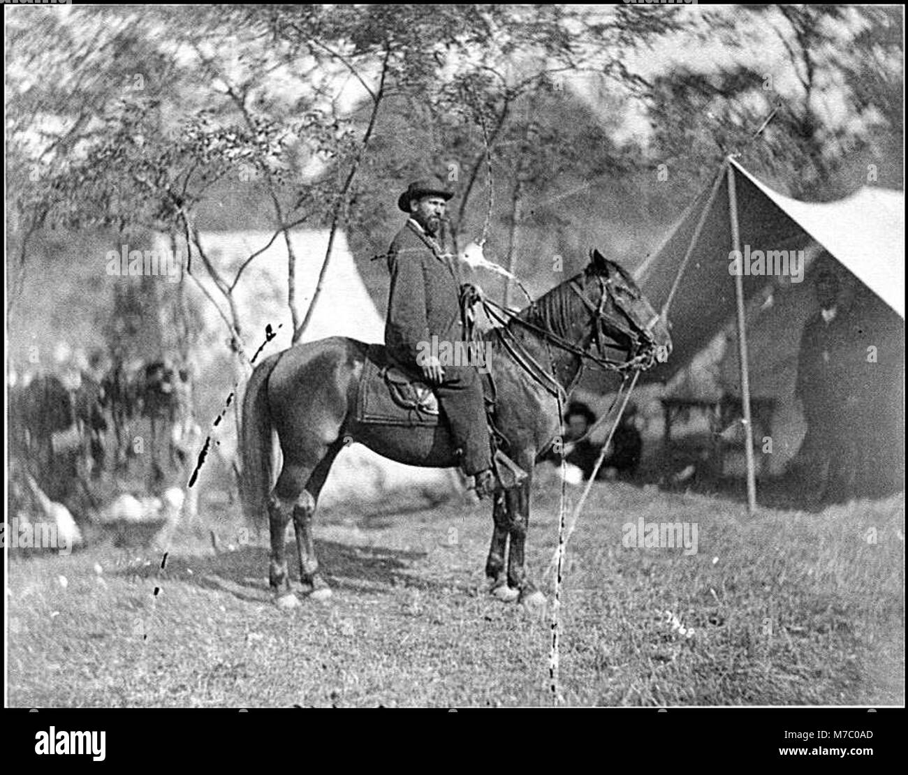 Allan Pinkerton, Gründer der Pinkerton National Detective Agency, ist zu Pferd in der Schlacht von Antietam während des Amerikanischen Bürgerkriegs abgebildet. Stockfoto
