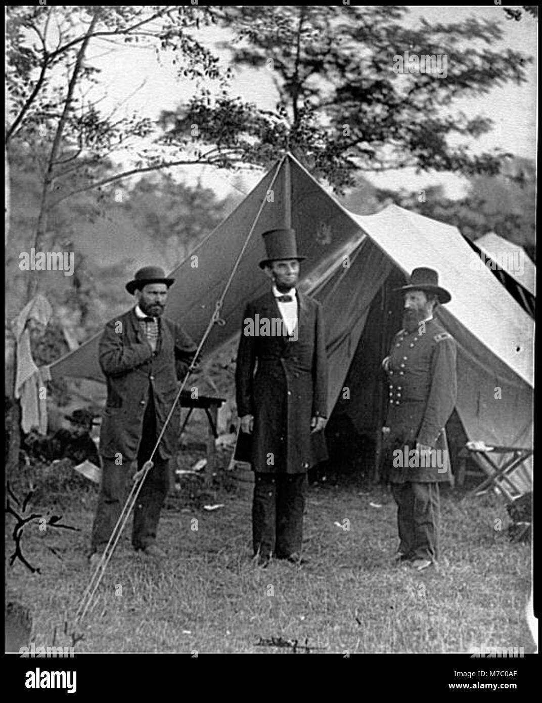 Ein Foto aus der Schlacht von Antietam, das Allan Pinkerton, Präsident Abraham Lincoln und Generalmajor John A. McClernand während des Bürgerkriegs zeigt. Das Bild zeigt ihre Führungsrolle in einem kritischen Kampf. Stockfoto