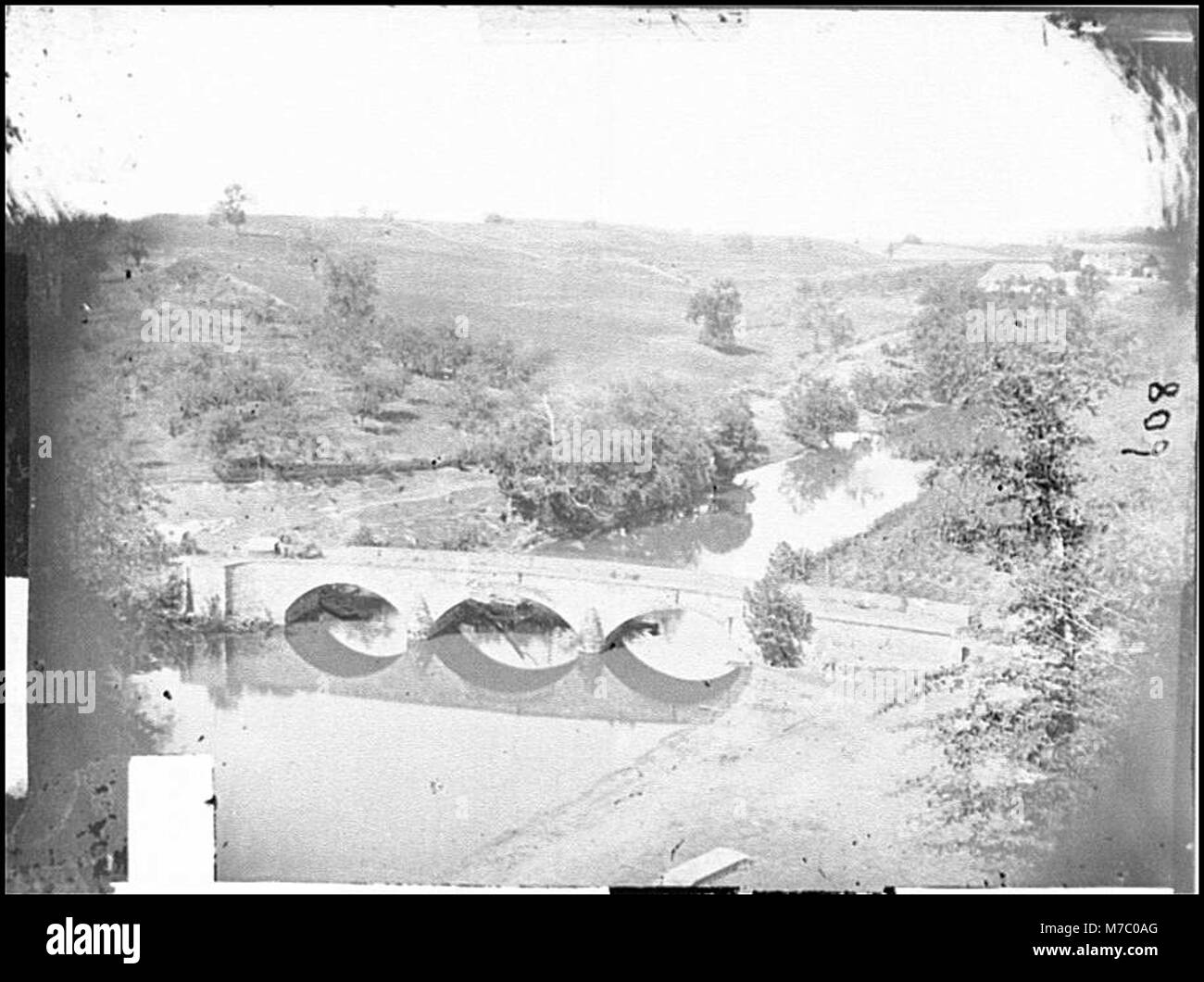 Ein Blick auf die Antietam Bridge in Maryland mit einem bedeutenden Wahrzeichen des Bürgerkriegs am Ort der Schlacht von Antietam, einem der wichtigsten Ereignisse in der Geschichte der USA. Stockfoto