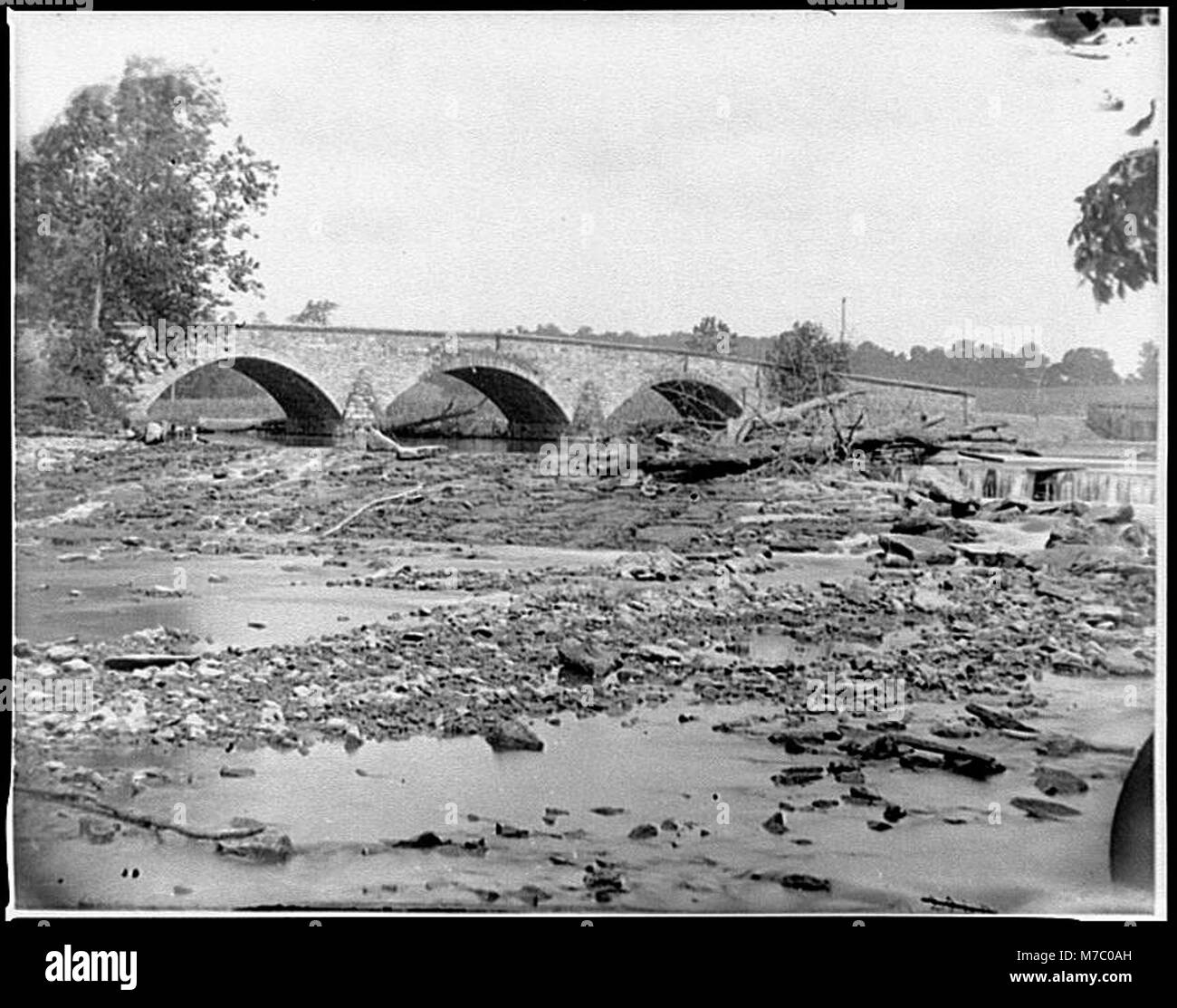 Ein historisches Foto der Antietam Bridge, das sich auf dem Sharpsburg-Boonsboro Turnpike in Antietam, Maryland, befindet, wo bedeutende Bürgerkriegsschlachten stattfanden, und zeigt die Architektur und Landschaft des 19. Jahrhunderts. Stockfoto