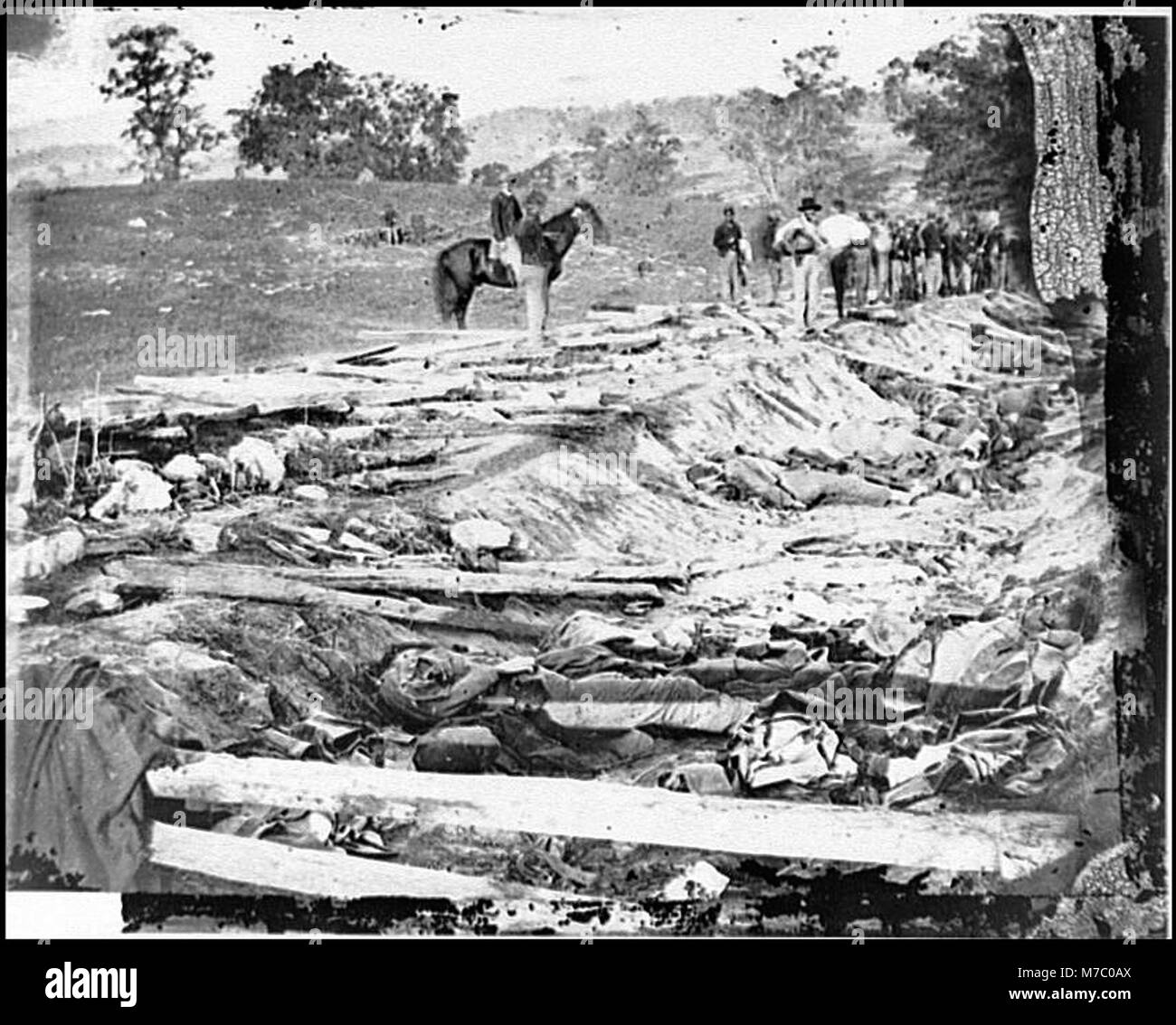 Ein düsteres Bild aus der Schlacht von Antietam, das konföderierte Soldaten zeigt, die in einem Graben auf dem rechten Flügel des Schlachtfeldes starben, der während der Schlacht als Gewehrgrube genutzt wurde. Stockfoto