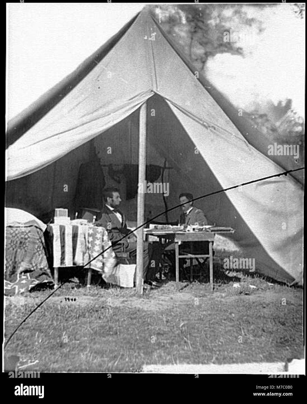 Dieses historische Foto zeigt das Treffen von Präsident Abraham Lincoln mit General George B. McClellan während der Schlacht von Antietam in Maryland, einem entscheidenden Moment im Amerikanischen Bürgerkrieg. Stockfoto