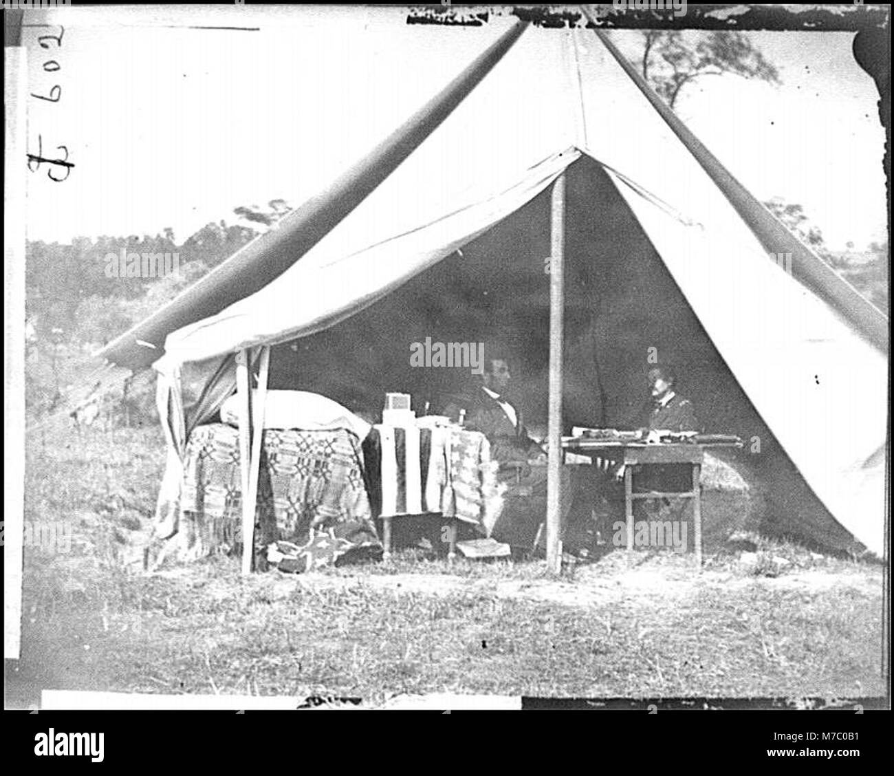 Ein historisches Foto aus der Schlacht von Antietam, das Präsident Abraham Lincoln und General George B. McClellan im Zelt des Generals während des Bürgerkriegs zeigt. Stockfoto