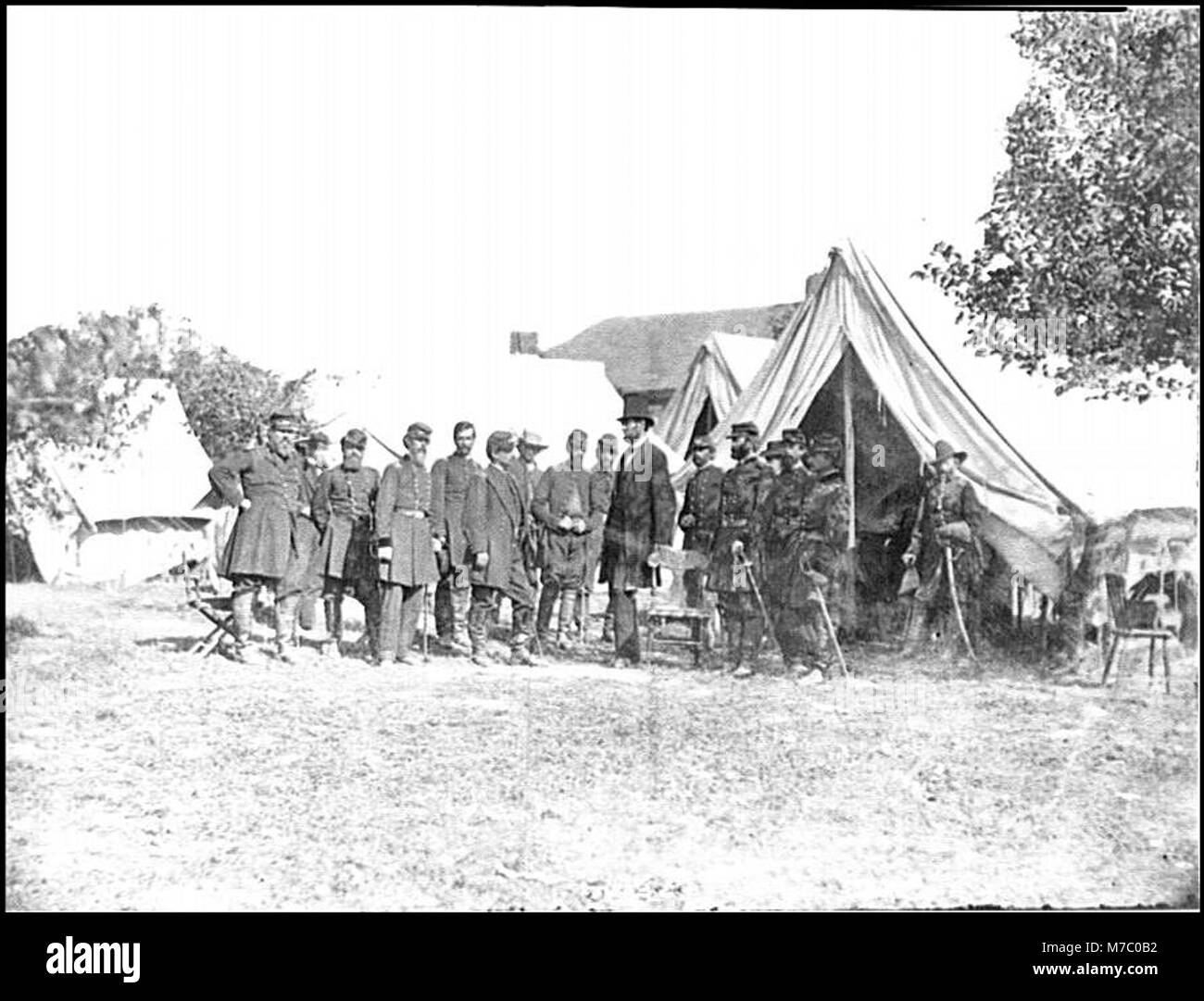 Dieses Bild zeigt Präsident Abraham Lincoln mit General George B. McClellan und anderen Offizieren in Antietam, einem wichtigen Moment während des Amerikanischen Bürgerkriegs. Die Schlacht von Antietam war eine der wichtigsten Kriegszüge. Stockfoto