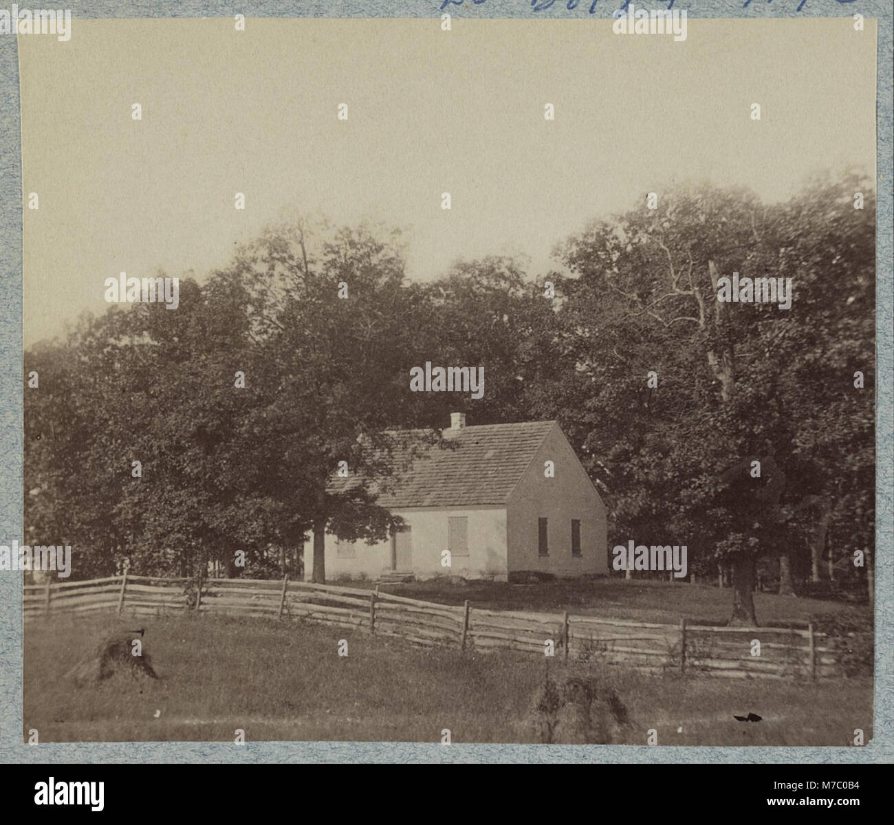 Ein historisches Bild der Dunker Kirche in Antietam, Maryland, die während der Schlacht von Antietam im Bürgerkrieg 1862 zu einem bemerkenswerten Wahrzeichen wurde. Stockfoto