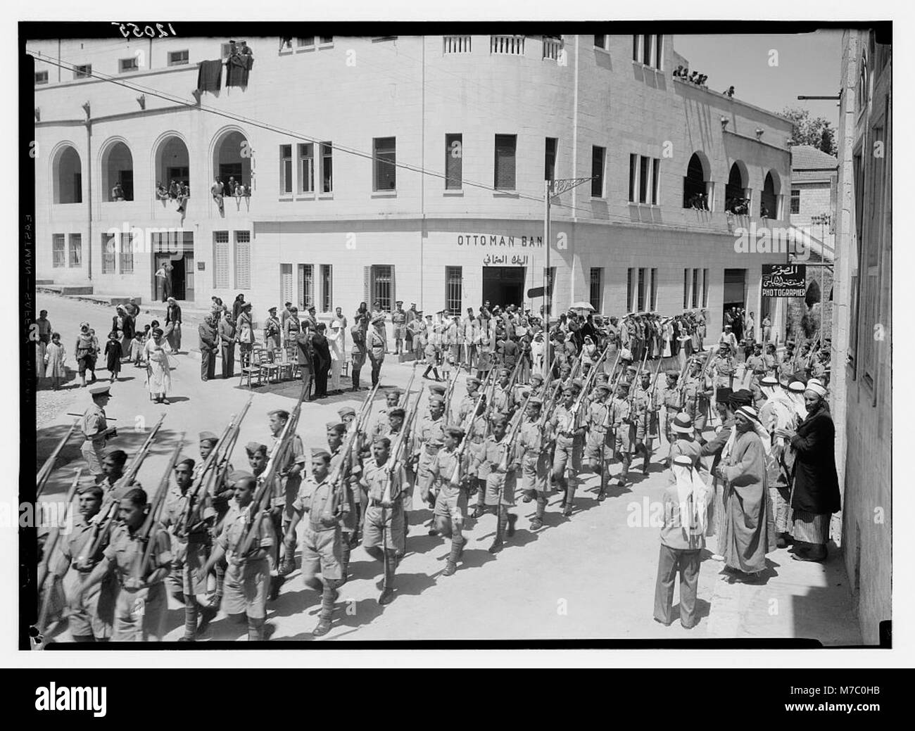 Dieses Bild zeigt arabische Rekruten in Nablus, Palästina, am 6. Mai 1941, die einen Moment in der Geschichte des Zweiten Weltkriegs im Zusammenhang mit Rekrutierungsbemühungen in der Region festhalten. Stockfoto