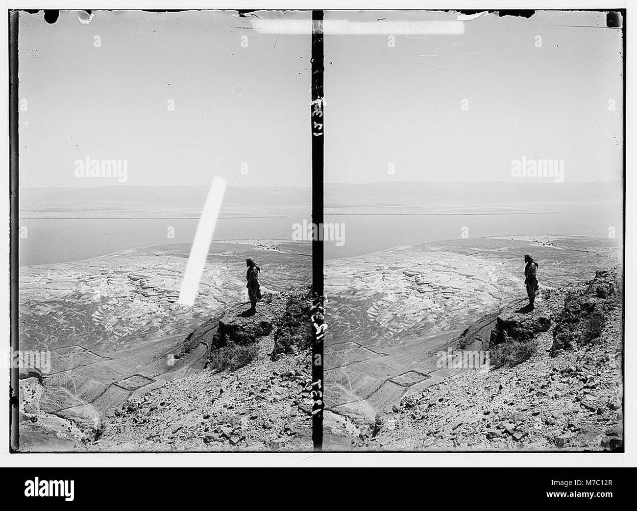 Ein Foto, das die römischen Lager rund um das Tote Meer und einen Blick auf das Tote Meer von Masada aus zeigt. Das Bild veranschaulicht die historische und strategische Bedeutung dieser Region. Stockfoto