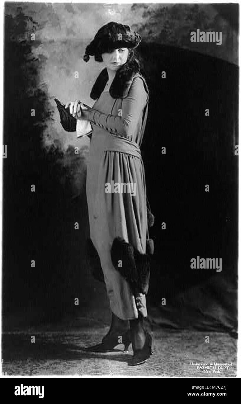 Eine Fotografie von drei Frauen, die Kleider aus du-Bel modellieren, die Mode des 19. Jahrhunderts und die Eleganz dieser Zeit zeigen. Stockfoto