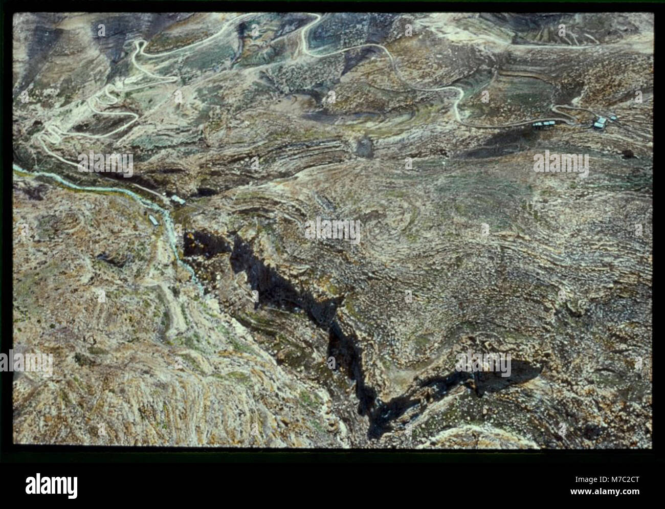 Dieses Foto zeigt die Ain-Farah-Schlucht bei Jerusalem, die mit dem biblischen Psalm 23 assoziiert ist, von dem angenommen wird, dass er von David inspiriert wurde. Das Bild hebt die dramatische Landschaft und das felsige Gelände der Region hervor. Stockfoto