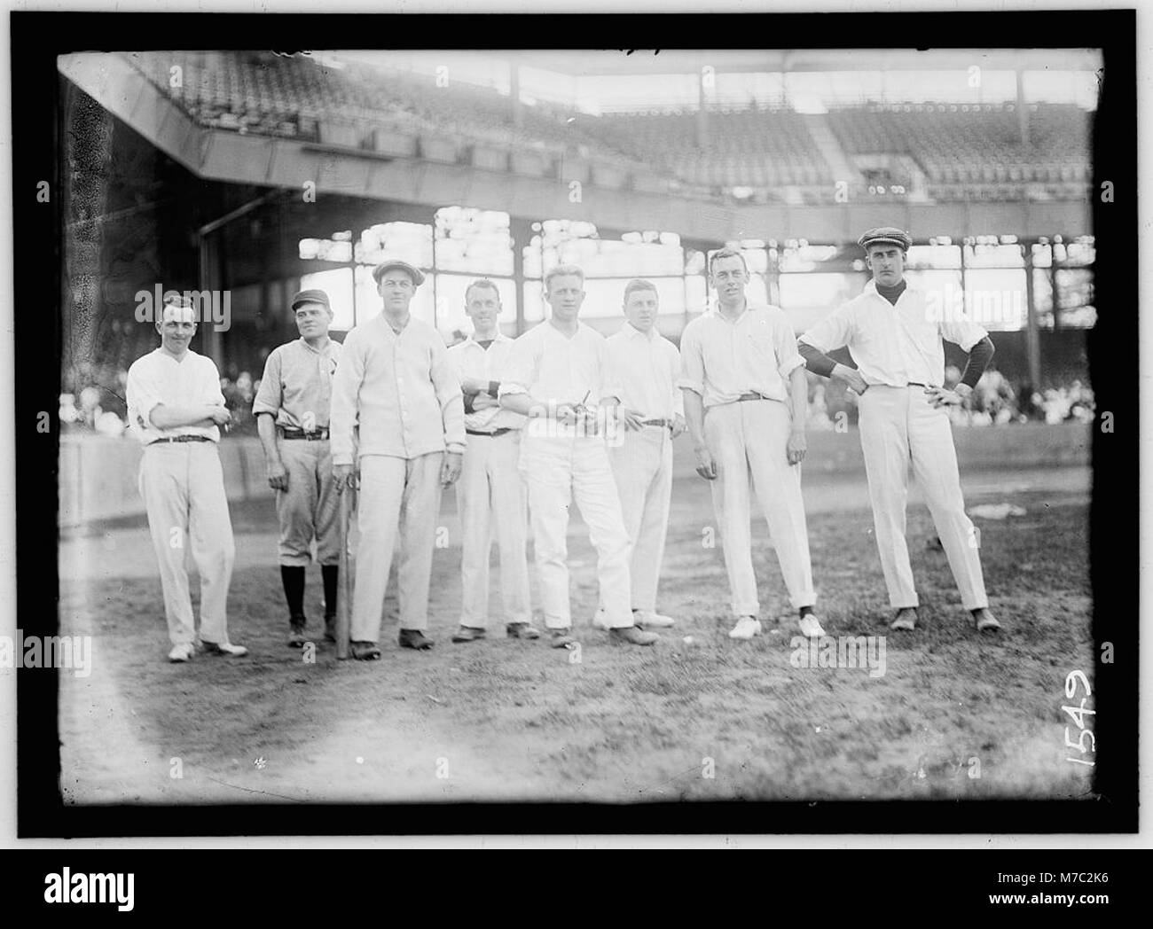 Ein Foto eines nicht identifizierten Baseballspiels im Kongress, das einen Moment aus einer politischen und sozialen Tradition einfängt. Diese Spiele, die von Mitgliedern des Kongresses abgehalten wurden, dienten oft als Möglichkeit, sich mit der Öffentlichkeit zu verbinden und zu interagieren. Stockfoto