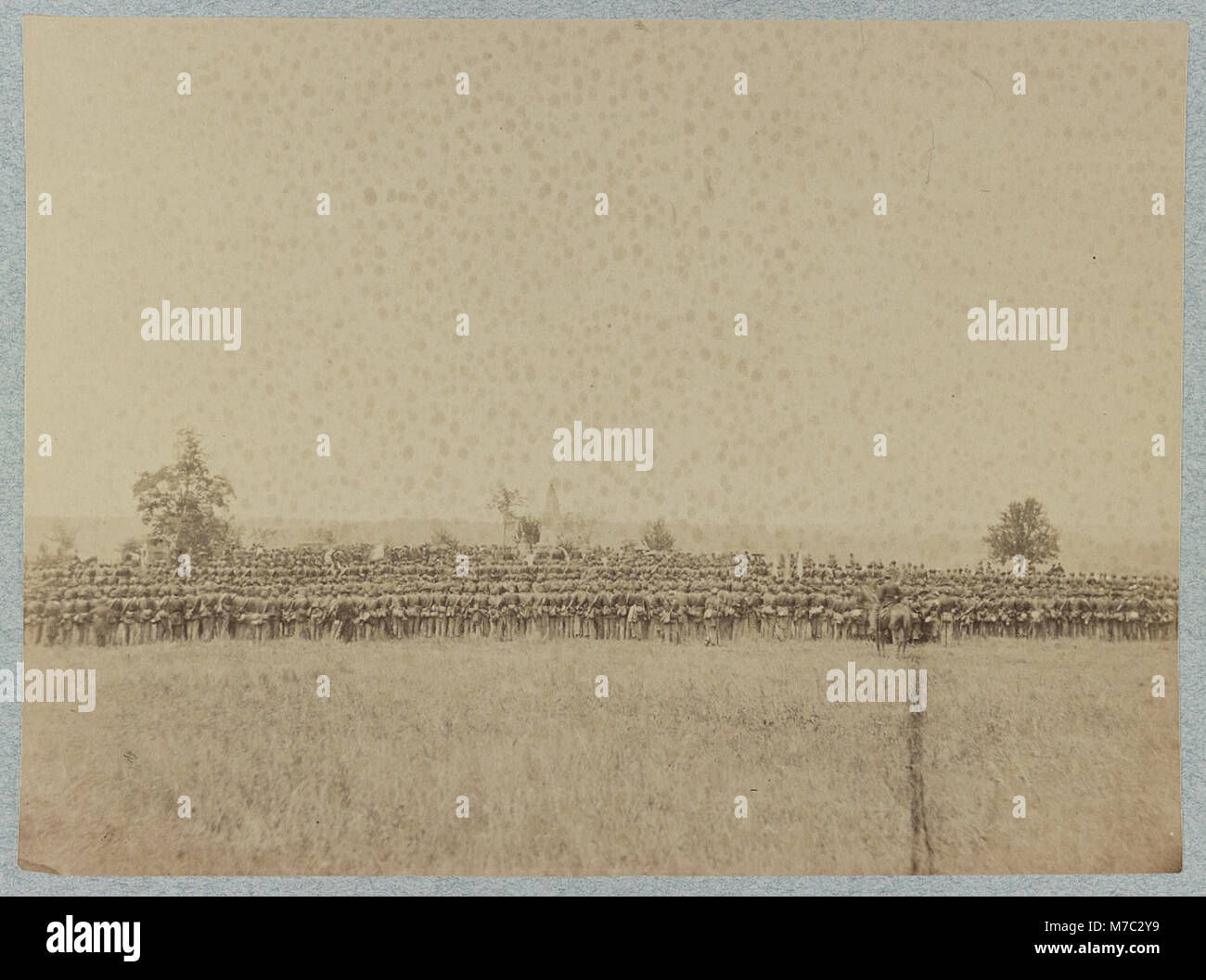 Dieses Bild zeigt die Einweihungszeremonie eines Monuments auf dem Schlachtfeld von Groveton, das an die gedachten, die im Amerikanischen Bürgerkrieg während der Schlacht von Groveton kämpften. Stockfoto