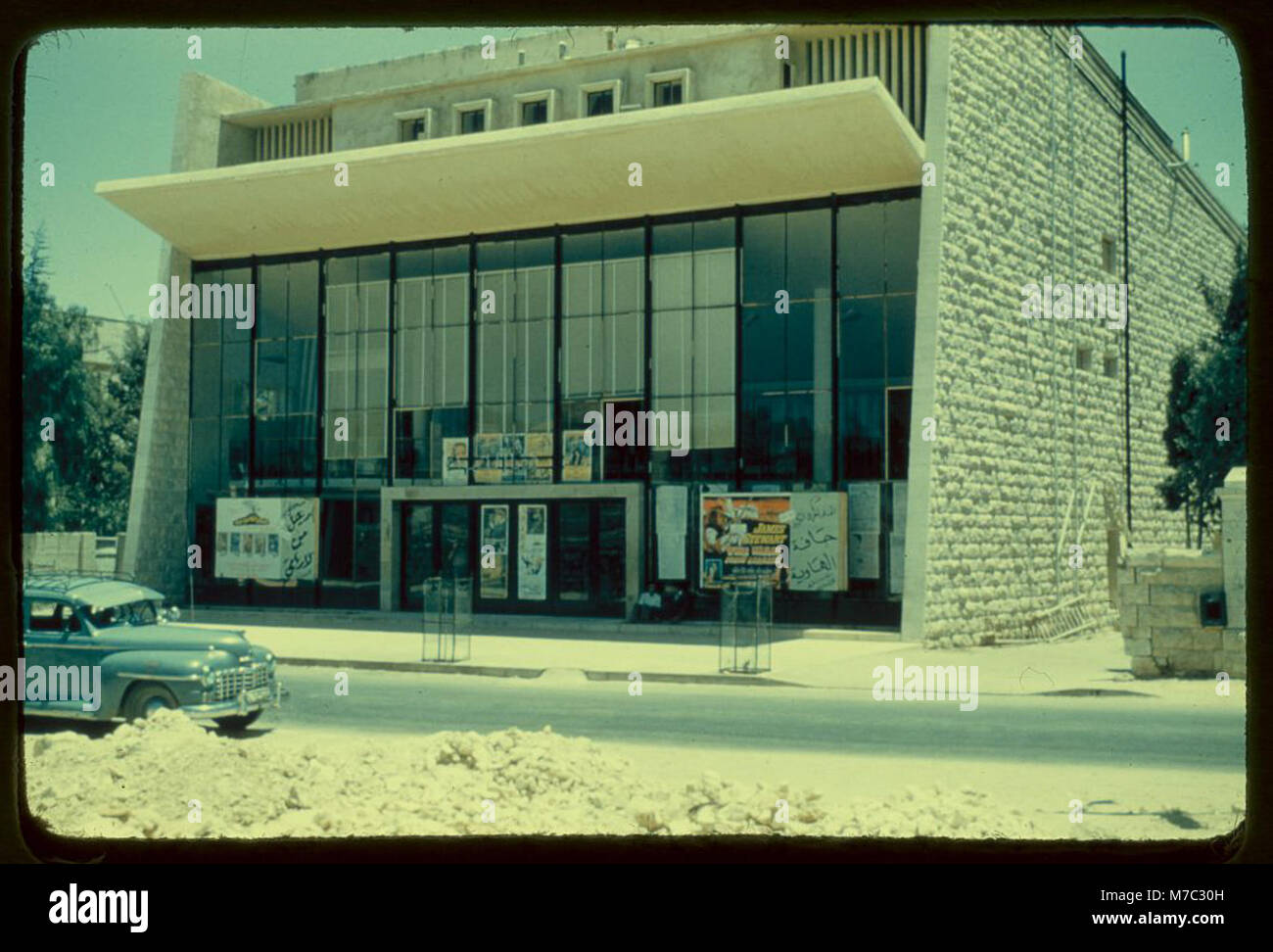 Ein Foto von Gebäuden entlang der Herodes Gate Road im arabischen Jerusalem, einschließlich eines Kinos, das das urbane Leben des frühen 20. Jahrhunderts widerspiegelt. Stockfoto