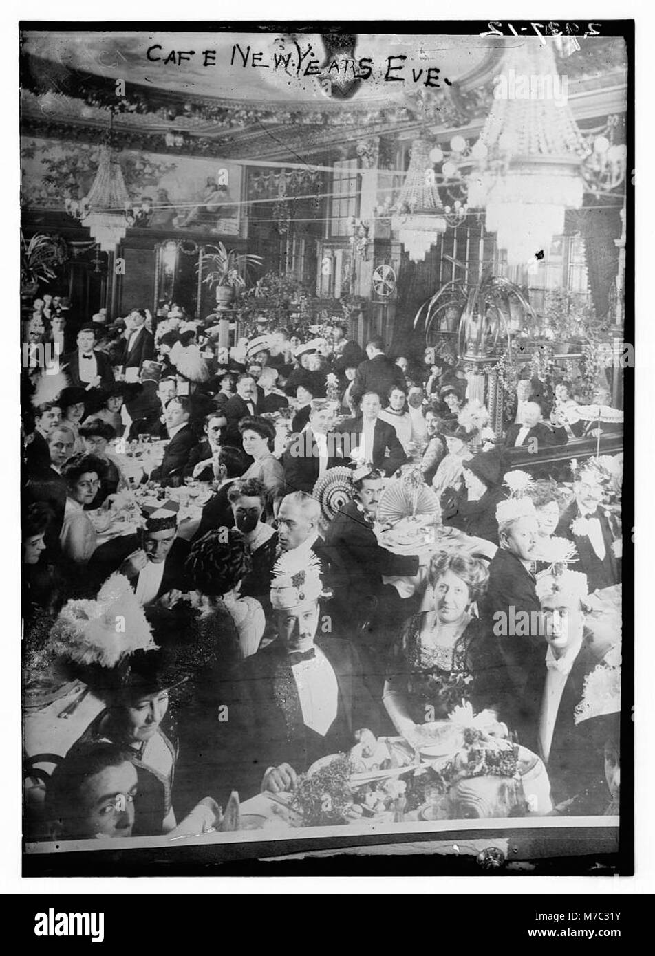Eine geschäftige Café-Szene während Silvesterfeiern. Die Menschen genießen Drinks und treffen sich in festlicher Atmosphäre. Stockfoto