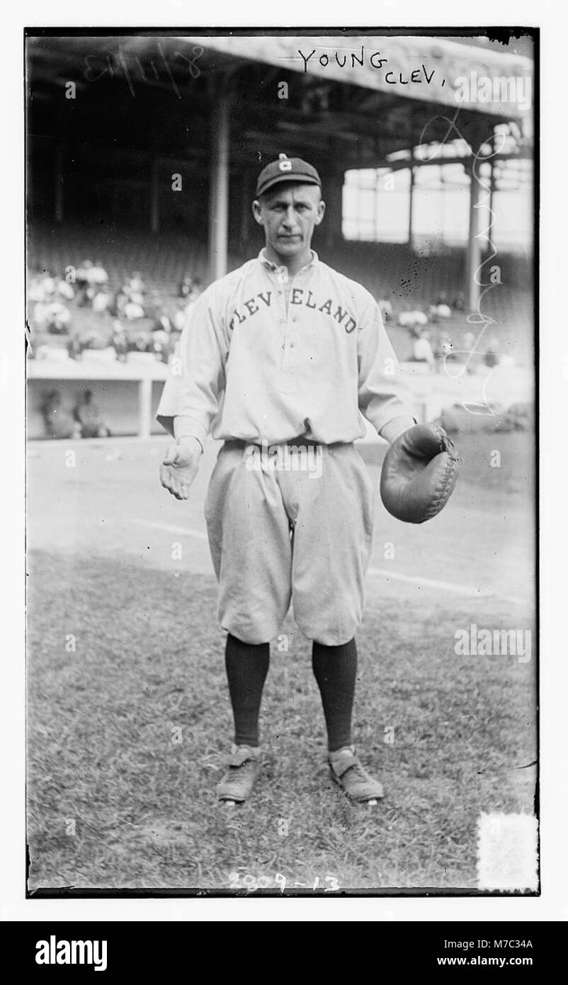 Ein Foto von George J. Young, einem Fänger des Baseballteams Cleveland AL. Das Bild zeigt seine Uniform und Position auf dem Spielfeld und hält einen wichtigen Moment in der Baseballgeschichte fest. Stockfoto