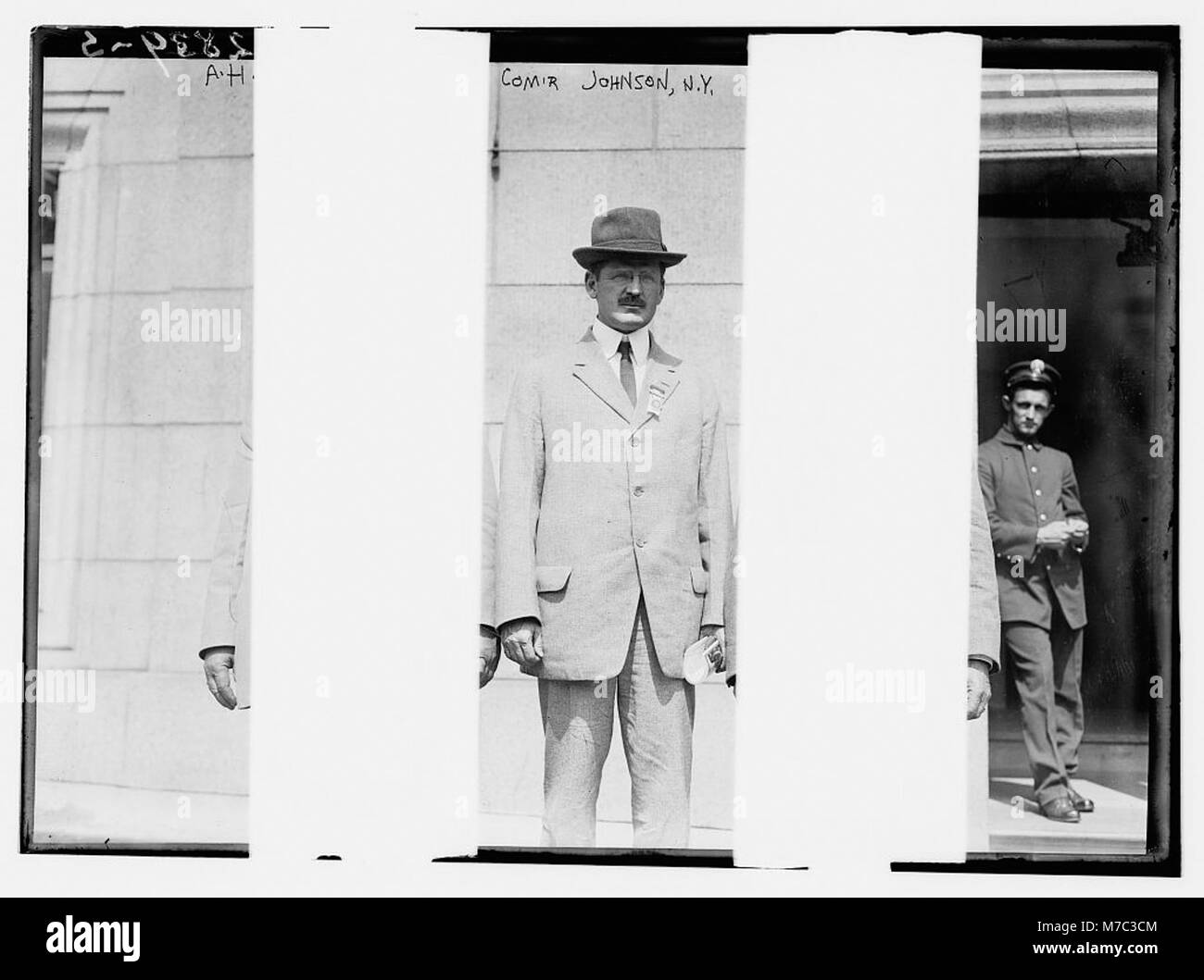 Kommissar Johnson, wahrscheinlich ein Regierungsbeamter oder Amtsträger in New York, auf diesem Bild. Seine Rolle oder Bedeutung für New Yorks Regierungsführung oder öffentliche Dienste wird in diesem historischen Foto hervorgehoben. Stockfoto