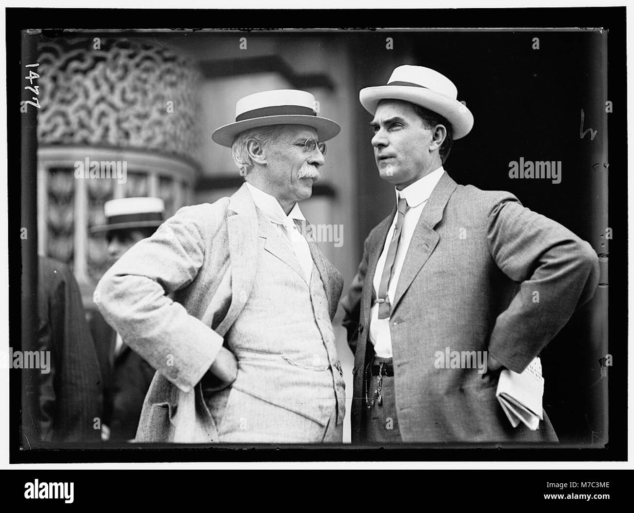 Dieses Bild aus dem Democratic National Convention zeigt George W. Guthrie, Vorsitzender des Bundesstaates Pennsylvania, und den Repräsentanten R.L. Henry aus Texas. Sie fängt einen Moment während des politischen Ereignisses ein und unterstreicht die Beteiligung von politischen Schlüsselfiguren in der amerikanischen Geschichte. Stockfoto