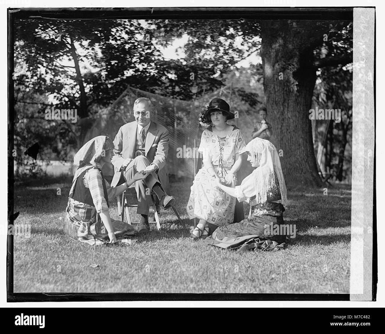 Das Bild zeigt Fête Champtre, eine Veranstaltung am 22. Mai 1923. Diese Feier zeigt Menschen in festlicher Kleidung, die kulturelle Traditionen und die soziale Atmosphäre der damaligen Zeit widerspiegeln. Stockfoto
