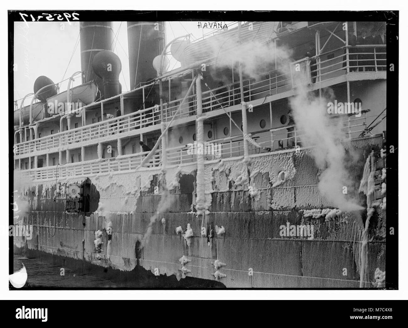 Eine Vintage-Fotografie von Havanna, Kuba, zeigt seine ikonische Stadtlandschaft, Gebäude und Straßen, die die kulturelle und architektonische Landschaft des frühen 20. Jahrhunderts widerspiegelt. Stockfoto