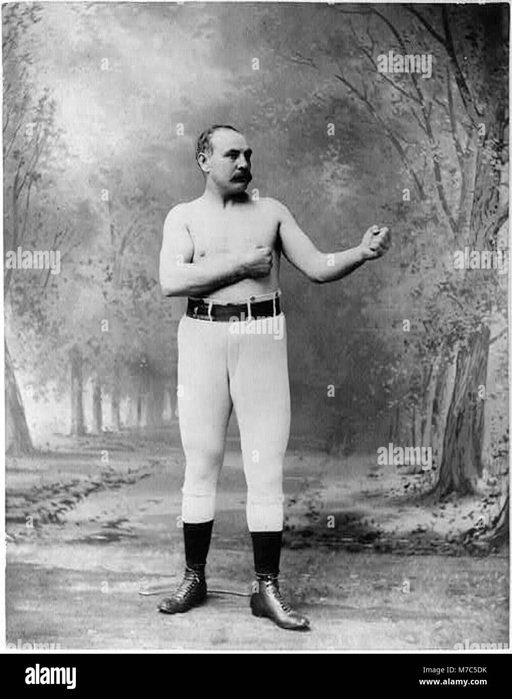 Porträt von Jem Mace (1831–1910), einem berühmten britischen Boxer. Das Bild, das aus der Library of Congress-Sammlung stammt, zeigt seine Boxkleidung und seine Haltung und zeigt seinen Einfluss auf den Sport im 19. Jahrhundert. MACE war bekannt für seine Beiträge zur Entwicklung des modernen Boxens. Stockfoto