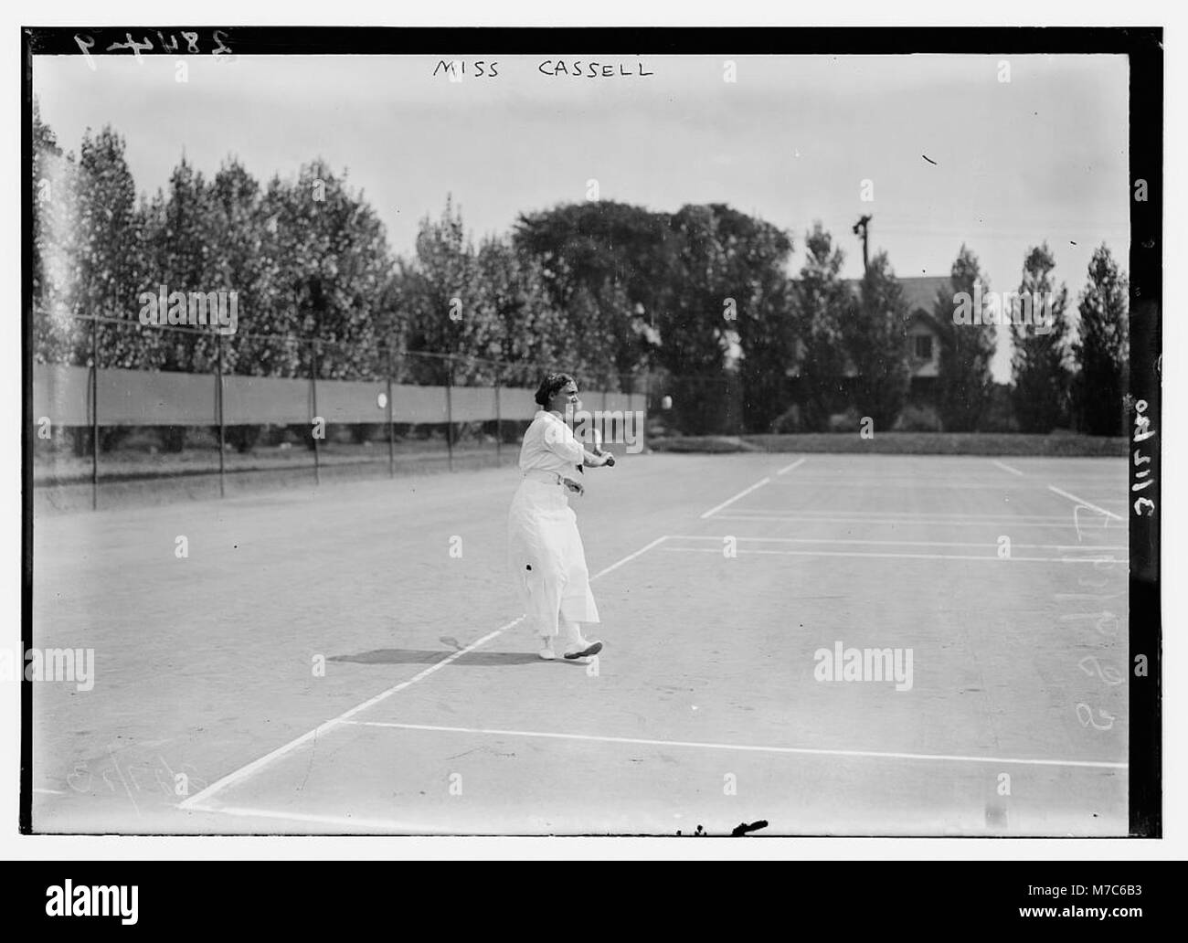 Ein formelles Porträt von Miss Cassell, das ihre Kleidung zeigt und in einem traditionellen Fotostil aus dem 19. Jahrhundert posiert. Stockfoto