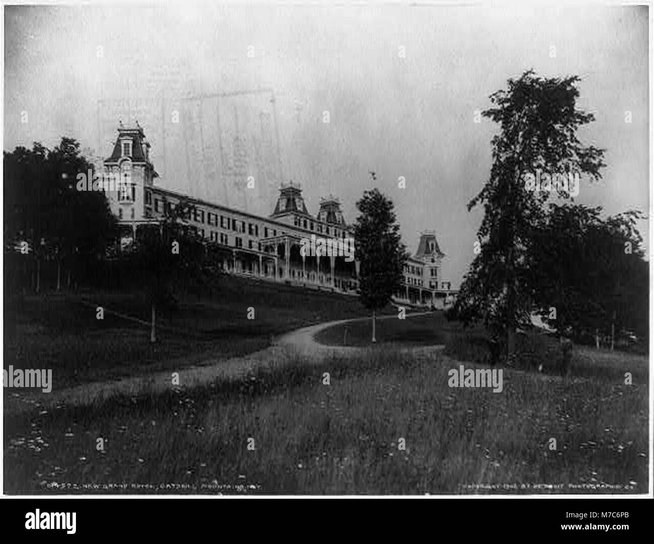 Das New Grand Hotel in den Catskill Mountains von New York ist ein Beispiel für luxuriöse Gastfreundschaft aus dem frühen 20. Jahrhundert in malerischer Lage. Stockfoto