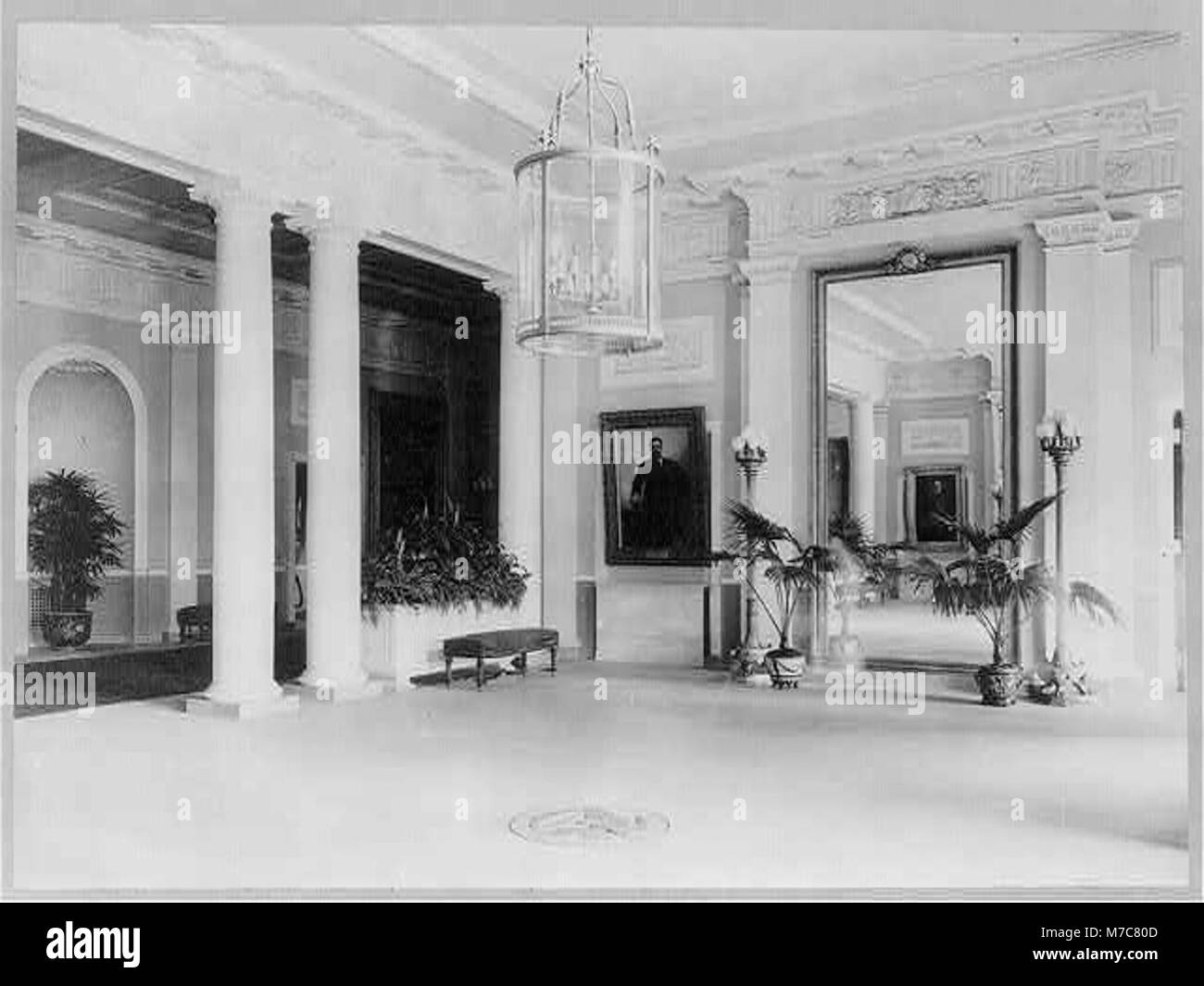 Ein Foto der Lobby des Weißen Hauses, das sein architektonisches Design und seine historische Bedeutung als zentrales Zentrum der politischen Aktivität der USA zeigt. Stockfoto