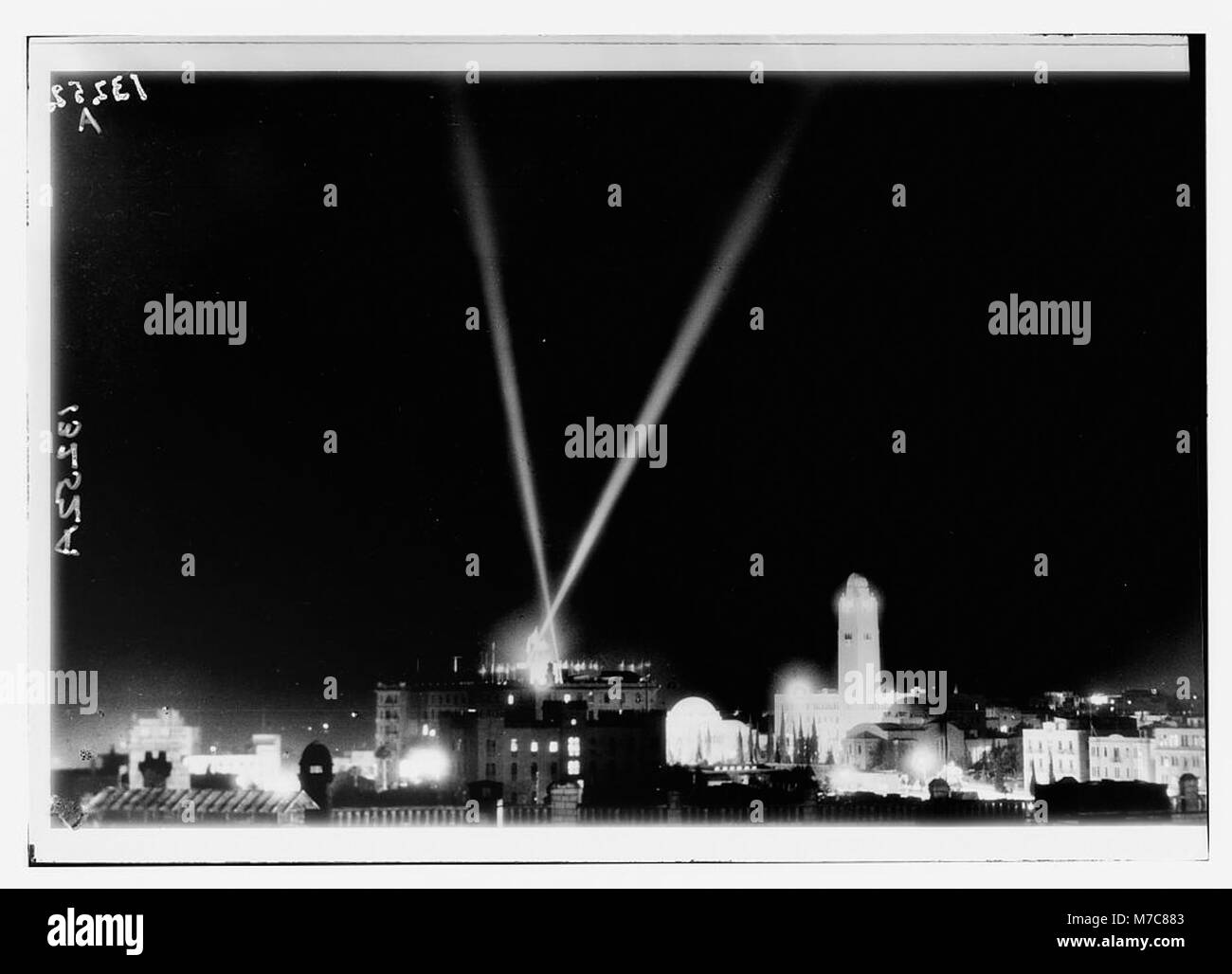 Ein Foto der nächtlichen Beleuchtung über dem King David Hotel und der Y.M.C.A. in Jerusalem, aufgenommen am V.E. Day, 8. Mai 1945. Das Bild fängt die feierliche Atmosphäre des Endes des Zweiten Weltkriegs in Europa ein. Stockfoto