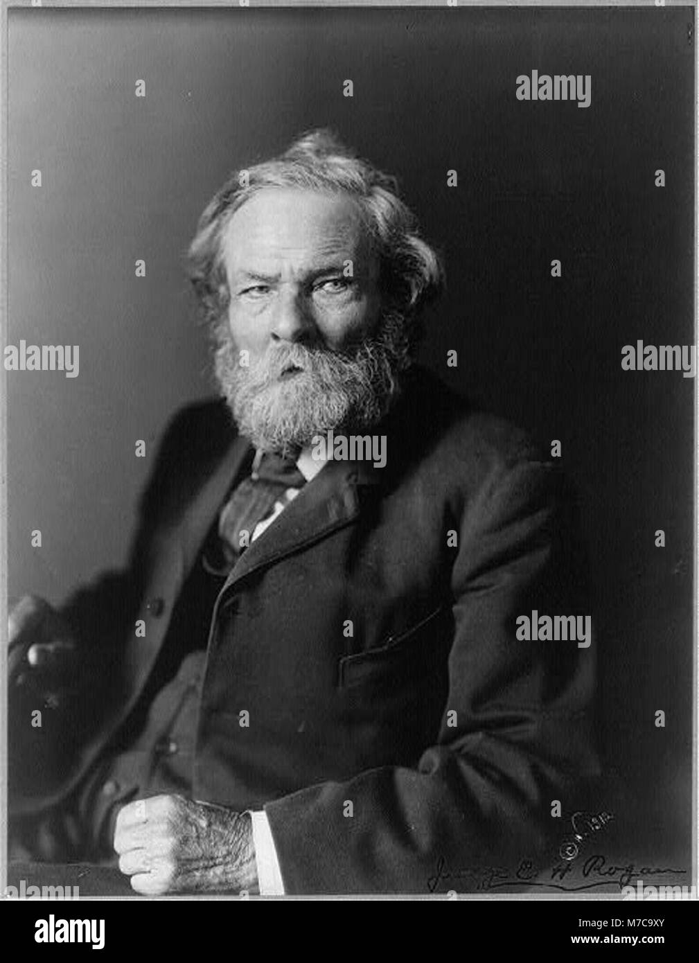 Ein Porträt von E.H. Rogan, das sein Gleichnis in einem formalen Setting einfängt. Das Bild gibt einen Einblick in seinen persönlichen Stil und die fotografische Technik der Zeit. Stockfoto