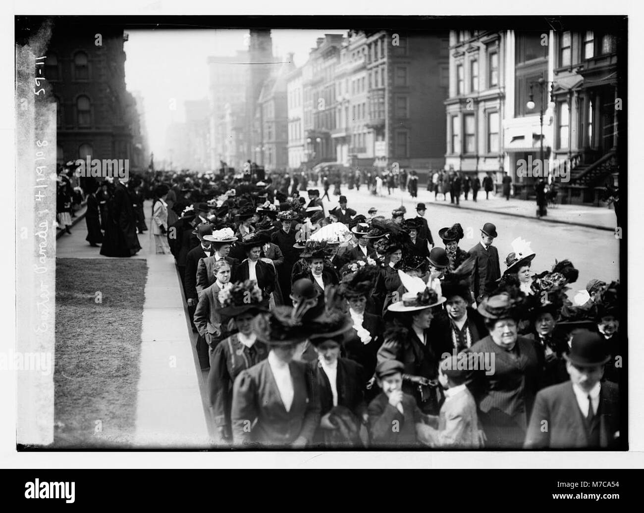 Die Osterparade entlang der Fifth Avenue in New York City ist eine jährliche Tradition mit extravaganten Hüten, Modeschauen und einer festlichen Atmosphäre, die die Osterfeiertage stilvoll feiert. Stockfoto