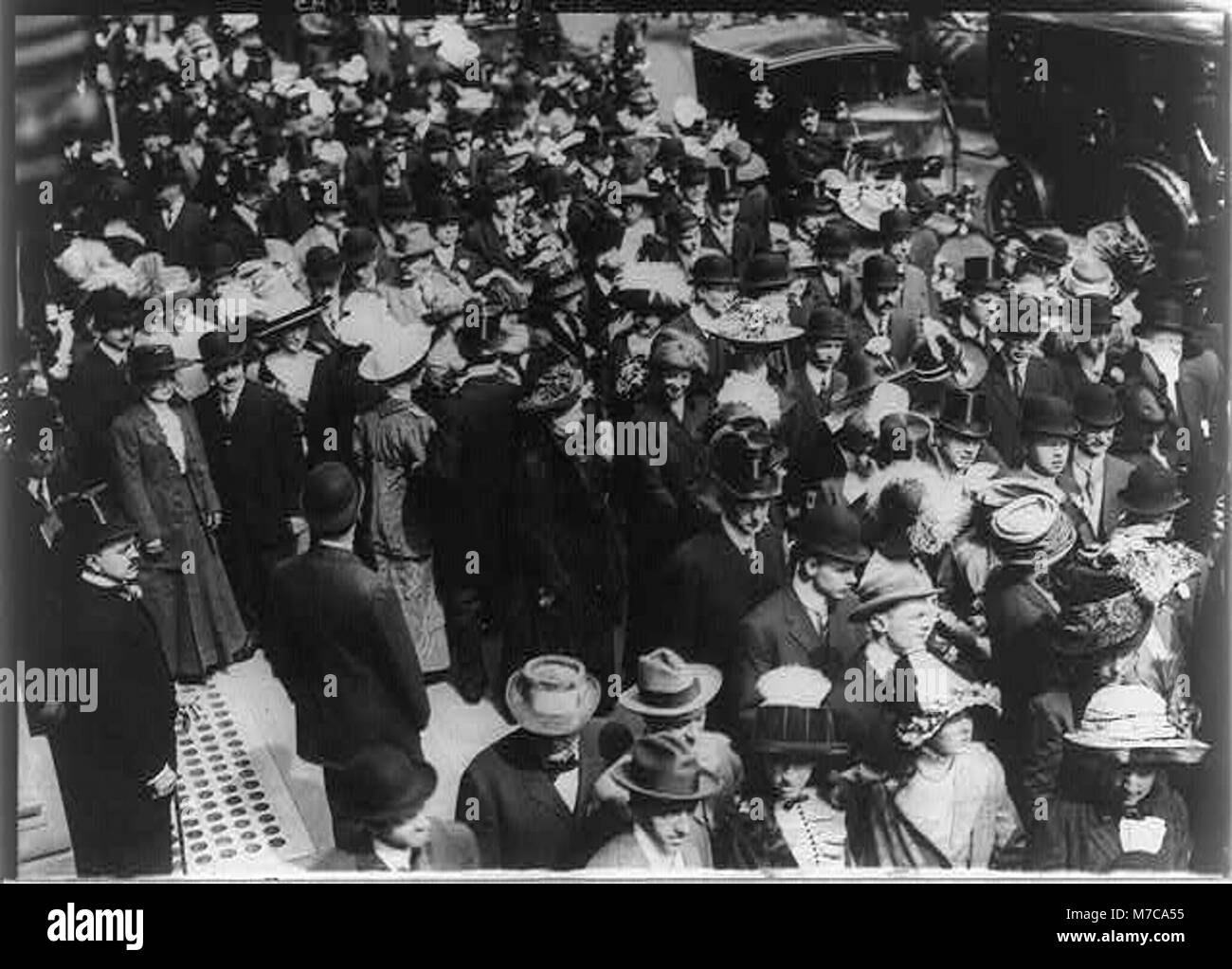 Ein Foto der Feierlichkeiten am Ostersonntag entlang der 5th Avenue in New York City. Dieses Bild fängt die festliche Atmosphäre mit Menschenmassen ein, die sich zu einer der berühmtesten Feiertage in der Stadt versammelten. Stockfoto