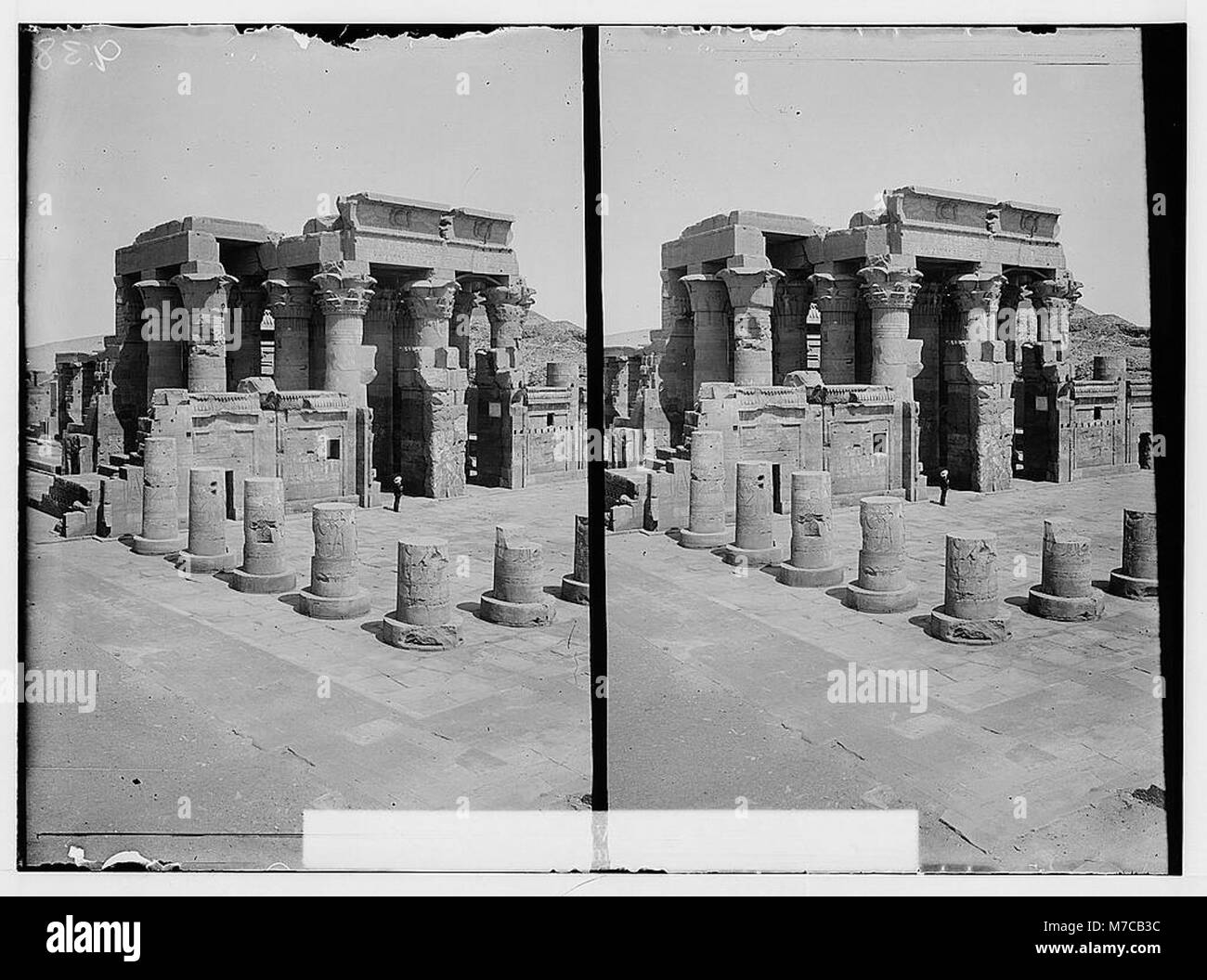 Das Bild zeigt den Tempel von Sobk und Horoeris in KOM-Ombo, Ägypten. Dieser altägyptische Tempel, der auf die ptolemäische Zeit zurückgeht, ist zwei Gottheiten gewidmet: Sobek, dem Krokodilgott, und Horoeris, dem Sonnengott. Die Struktur verfügt über eine symmetrische Architektur und detaillierte Reliefs. Stockfoto