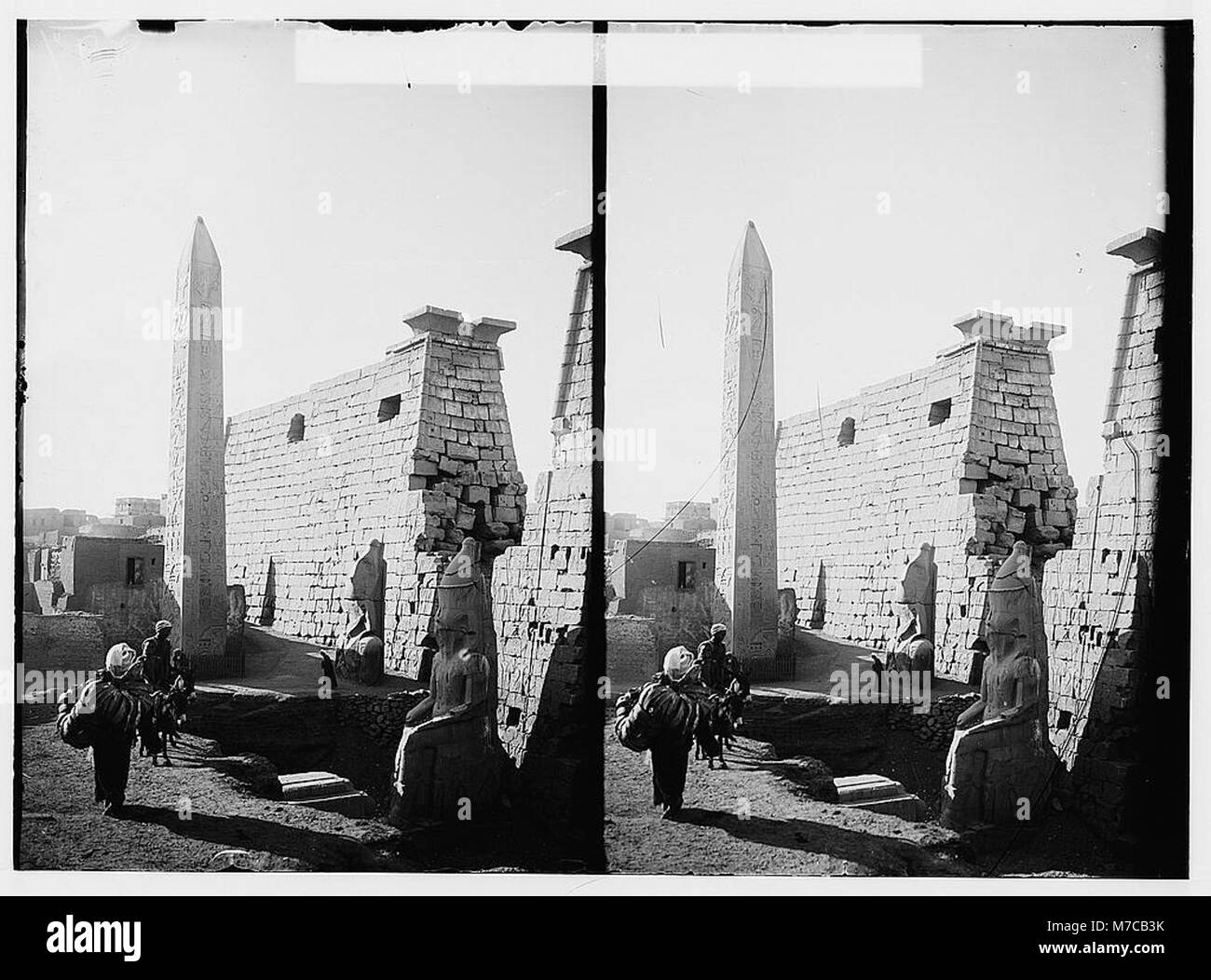 Dieses Bild zeigt den Obelisken am Eingang des Tempels von Luxor in Ägypten, ein altes Denkmal, das die Pracht der ägyptischen Zivilisation symbolisiert. Der Obelisk steht als Teil des Tempelkomplexes hoch und zeigt die architektonische und historische Bedeutung von Luxor. Stockfoto