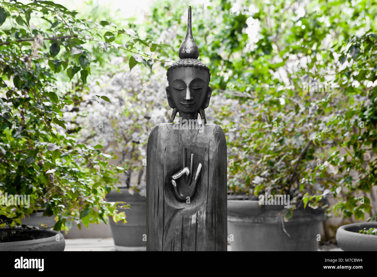 Statue von Buddha in einem Garten Stockfoto