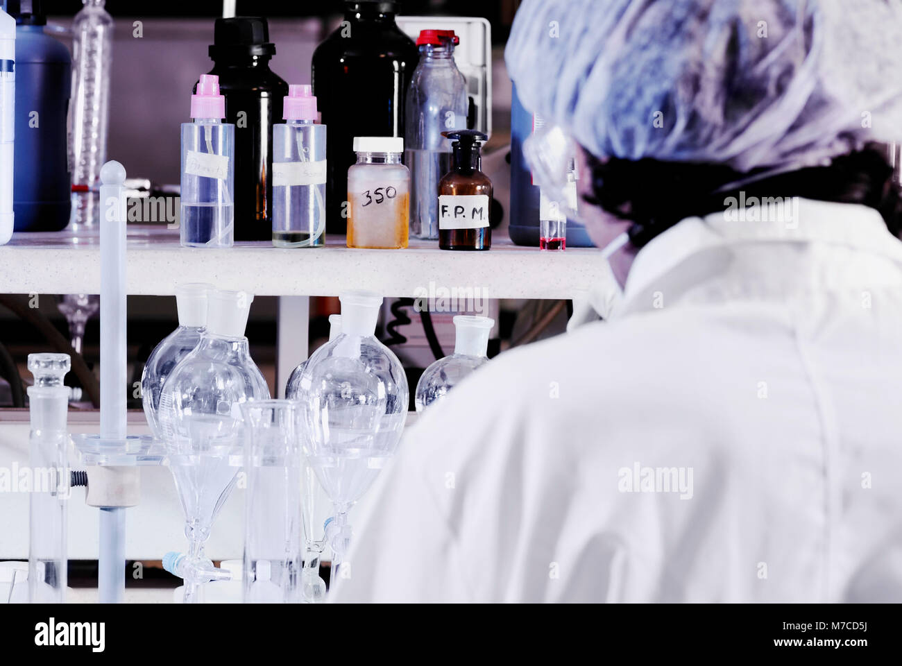 Ansicht der Rückseite ein Mann mit einem chirurgischen Verschluss in einem Labor Stockfoto