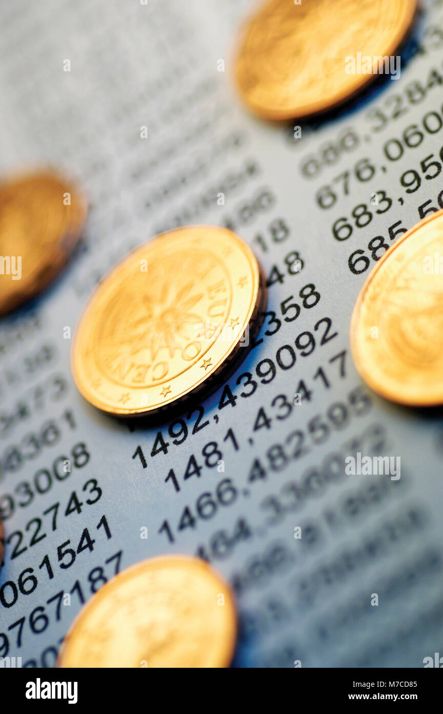 Nahaufnahme des Euro Cent Münzen auf finanzielle Kennzahlen Stockfoto