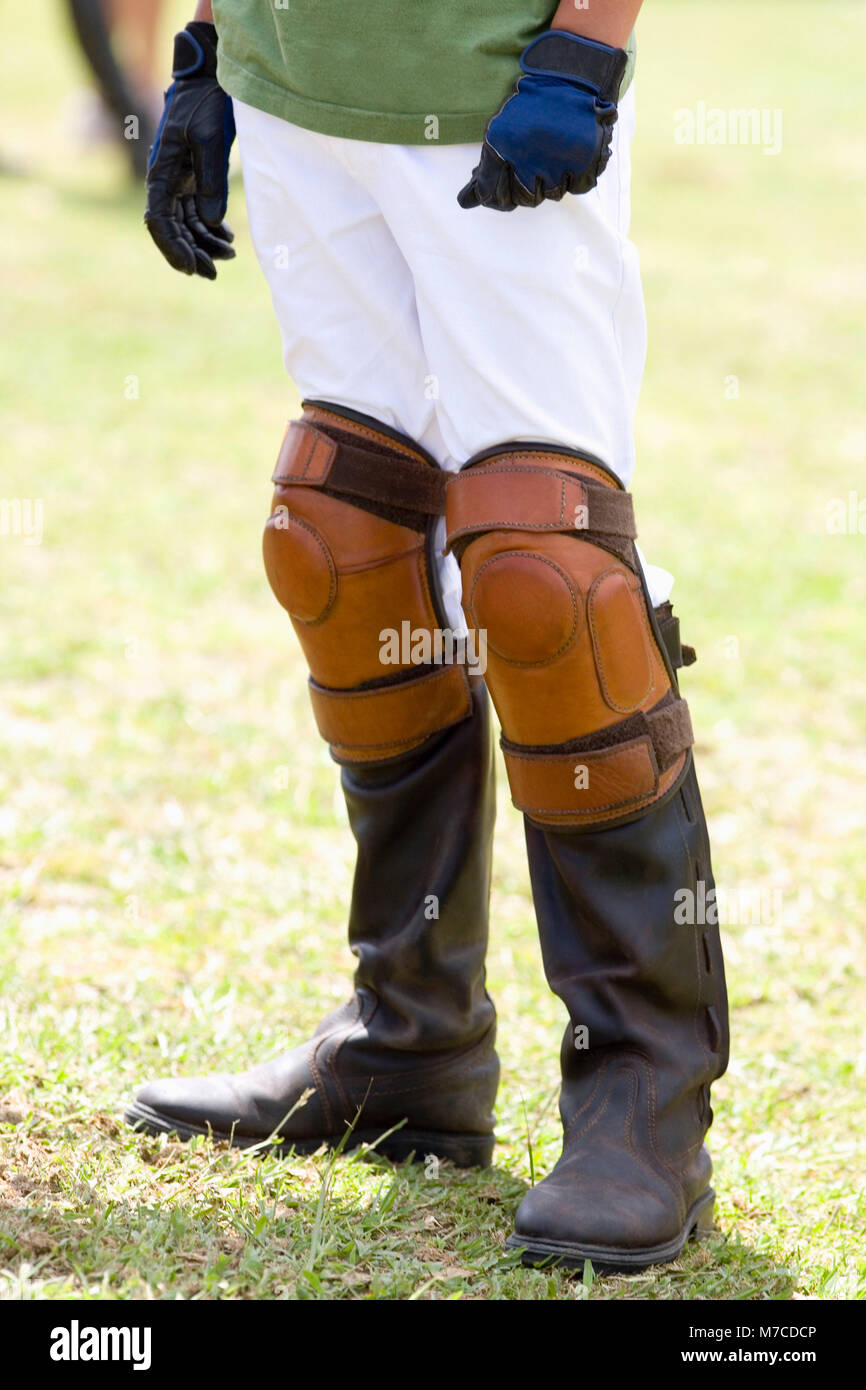 Niedrige Schnittansicht eines Teenager-Jungen tragen Reitstiefel und  Knieschützer Stockfotografie - Alamy