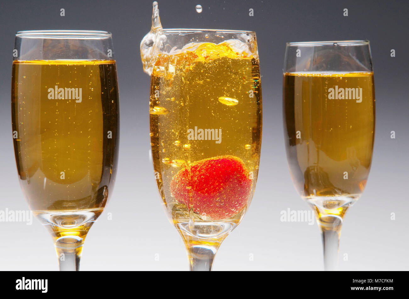 Nahaufnahme einer Erdbeere in ein Champagnerglas Stockfoto