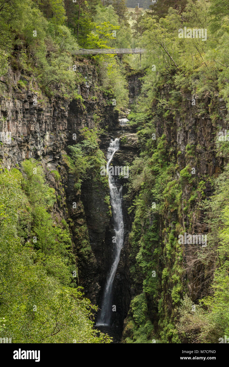 Nach Braemore, Schottland - Juni 8, 2012: Schlucht Corrieshalloch ist ein tiefer Schnitt in der Landschaft mit bewaldeten vertikale Pisten mit Wasserfall und eine Suspension bridg Stockfoto