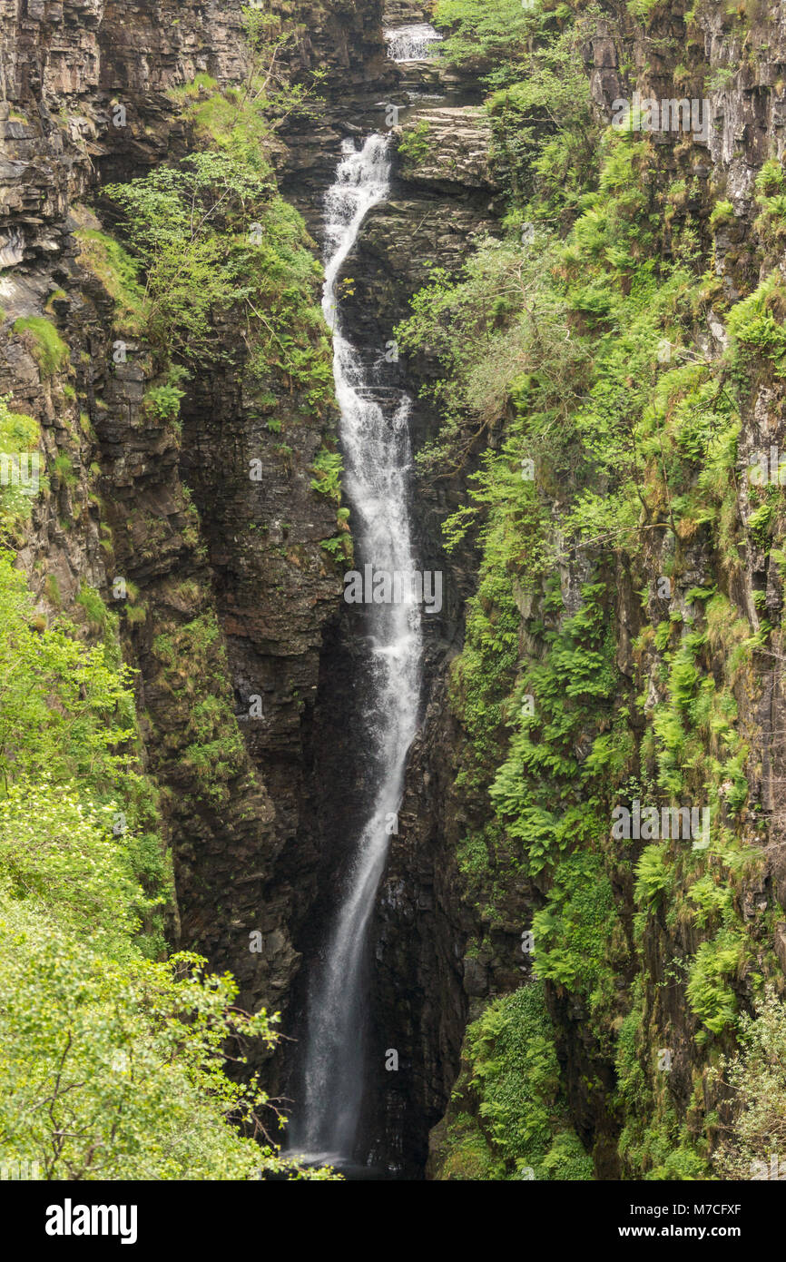 Nach Braemore, Schottland - Juni 8, 2012: Nahaufnahme von Wasserfall von corrieshalloch Gorge, einem tiefen Einschnitt in der Landschaft mit bewaldeten vertikale Pisten. Stockfoto