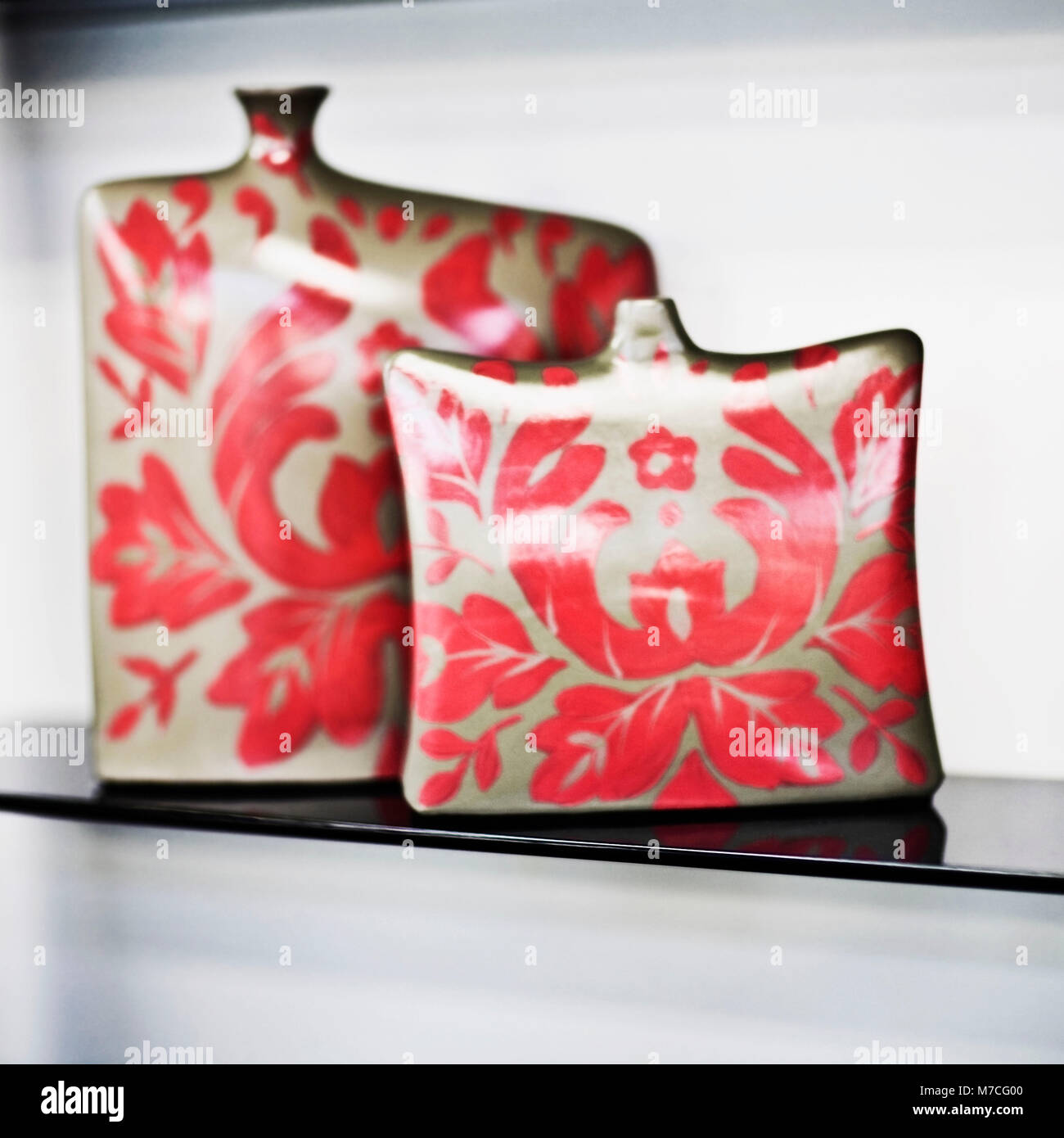 Nahaufnahme der Schaustücke auf einem Regal Stockfoto