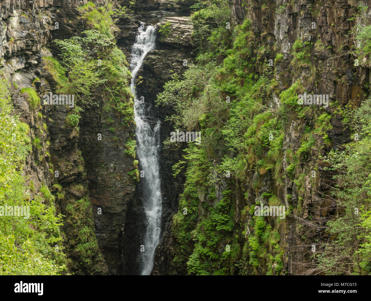 Nach Braemore, Schottland - Juni 8, 2012: Nahaufnahme von Wasserfall von corrieshalloch Gorge, einem tiefen Einschnitt in der Landschaft mit bewaldeten vertikale Pisten. Landschaft phot Stockfoto