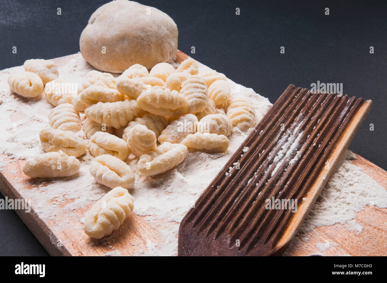 Erhöhte Ansicht von hausgemachten Gnocchi mit Abdruck auf ein Schneidebrett Stockfoto