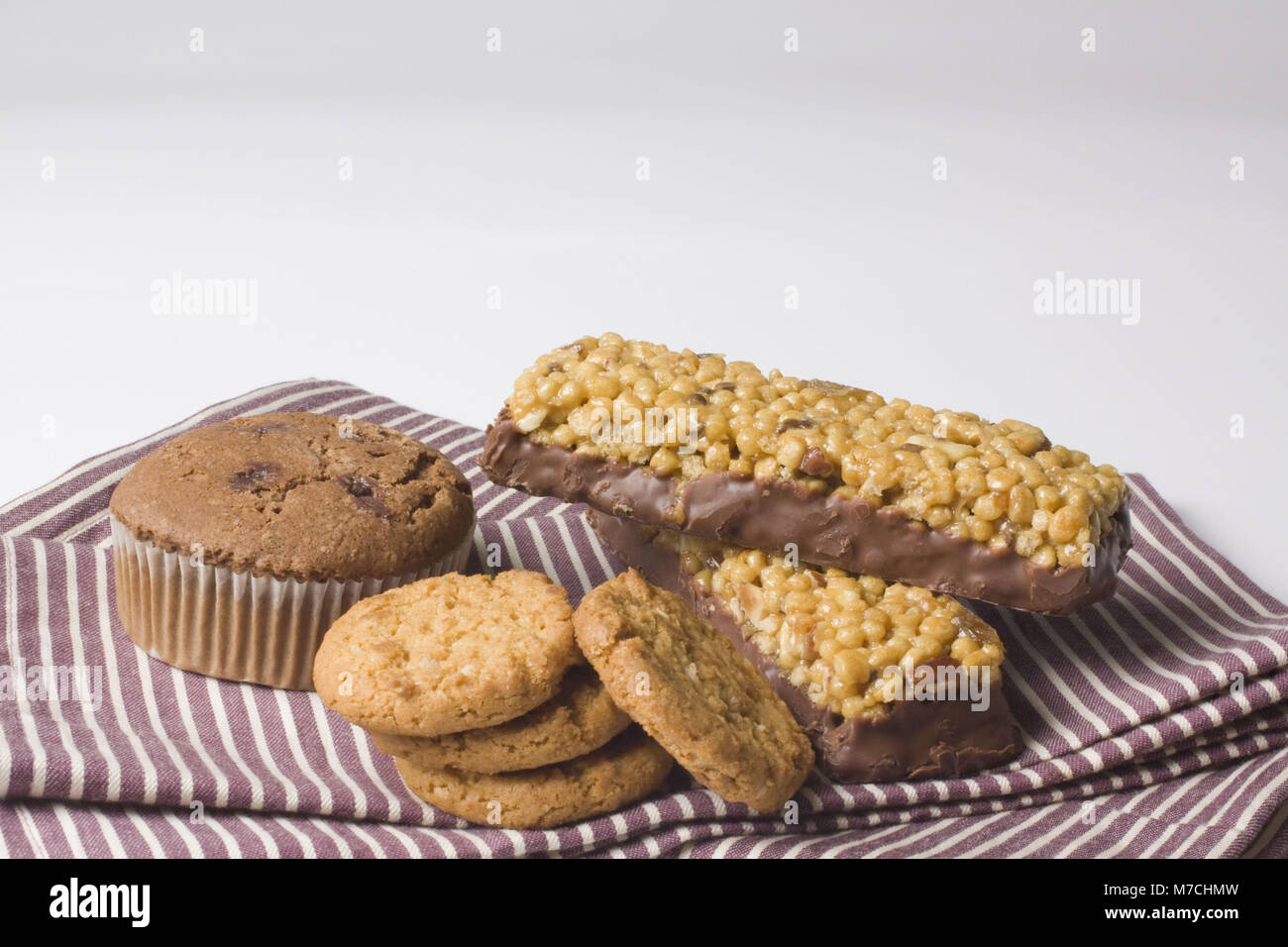 Nahaufnahme von Vollkorn-Muffins mit Keksen und Protein-Riegel Stockfoto