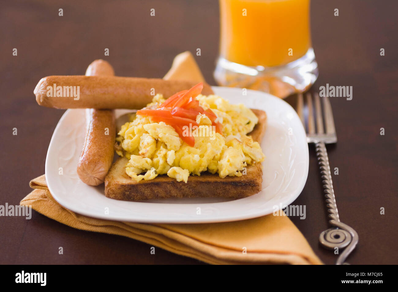 Nahaufnahme von Würstchen mit Rührei auf toast Stockfoto